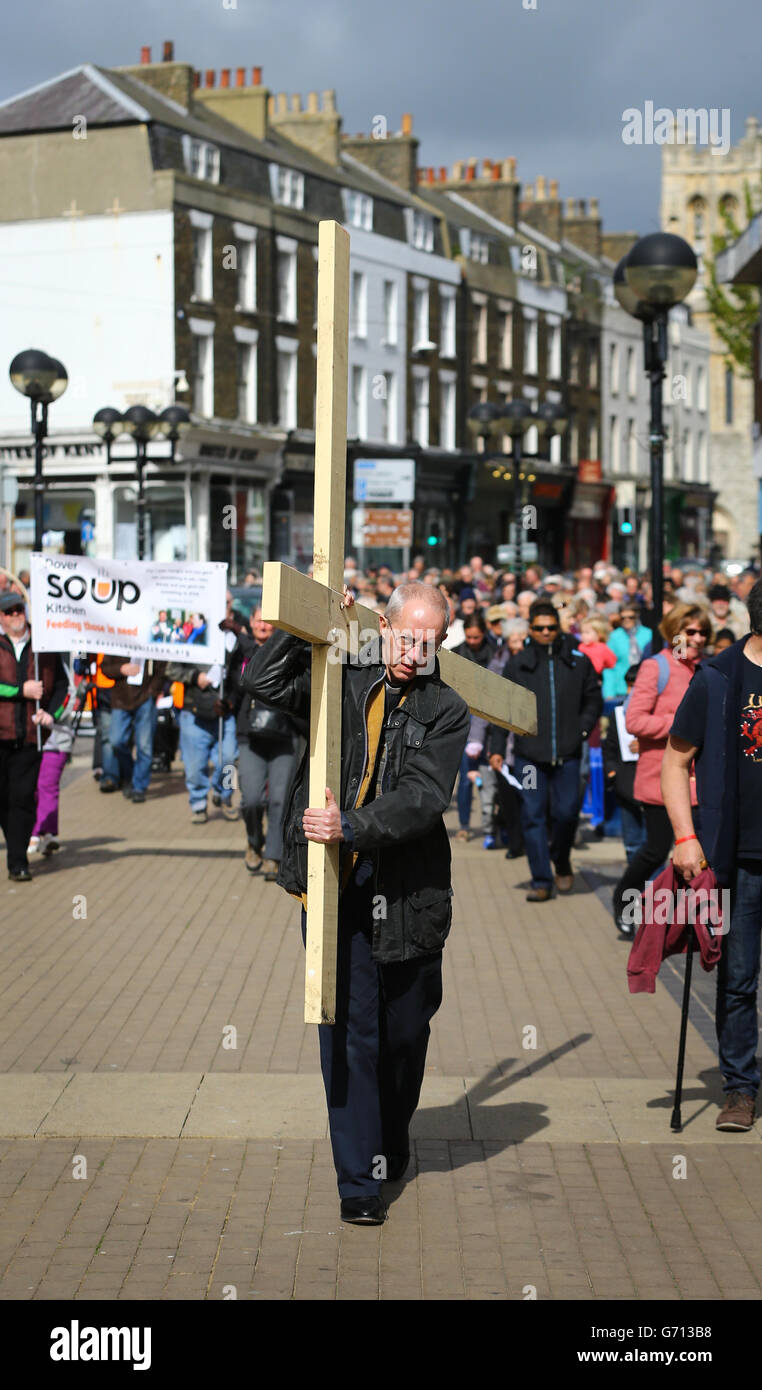 Der Erzbischof von Canterbury, Justin Welby, trägt während der Prozession des Zeugnisses ein Kreuz durch Dover, Kent, bevor er eine Predigt auf dem Marktplatz hält. DRÜCKEN SIE VERBANDSFOTO. Bilddatum: Freitag, 18. April 2014. Das Foto sollte lauten: Gareth Fuller/PA Wire Stockfoto