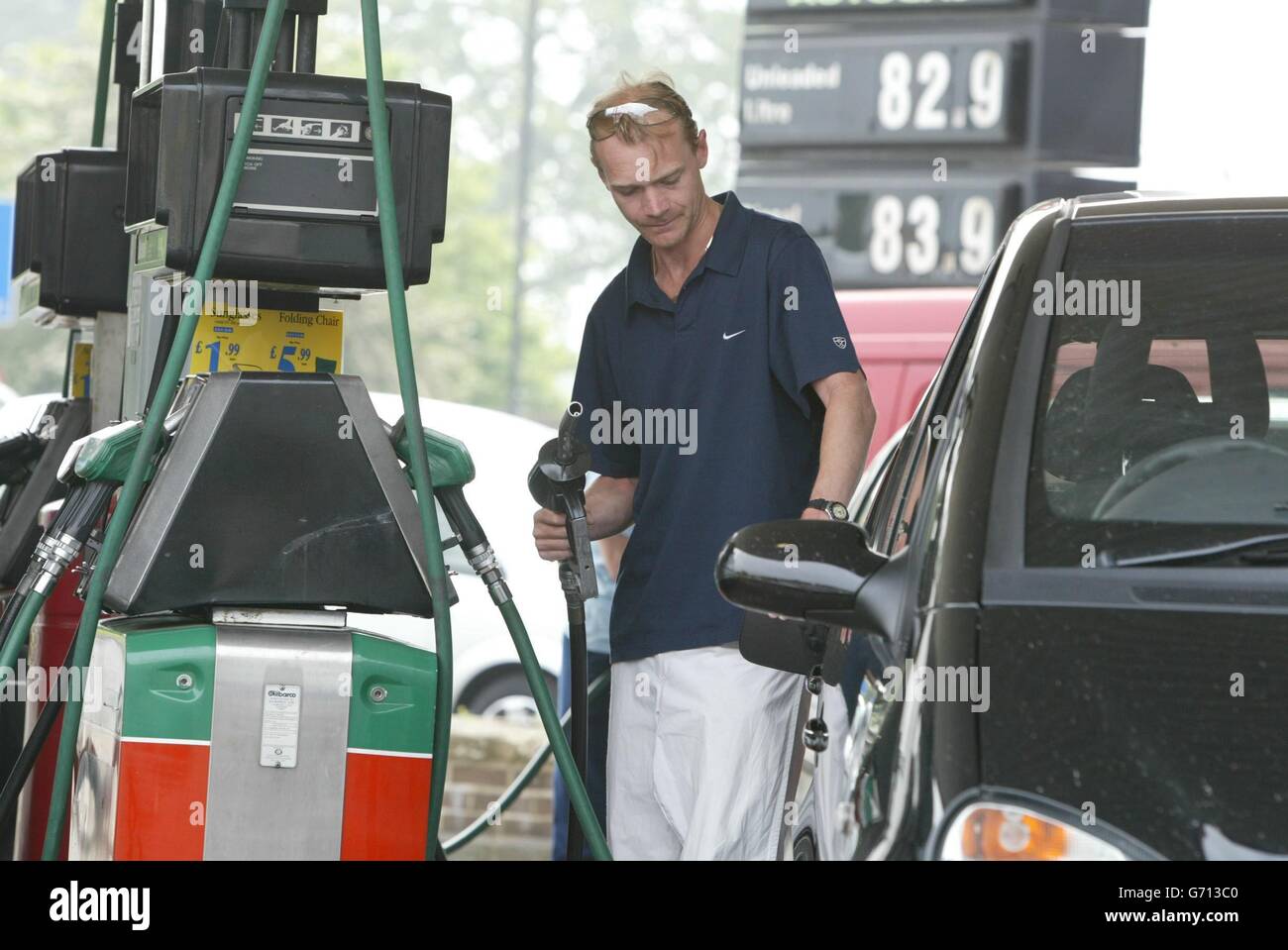 Ein Mann füllt sein Auto an einer Tankstelle in Stokesley, North Yorkshire. Die Autofahrer müssen damit rechnen, dass die Benzinpreise weiter steigen, es sei denn, die Regierung kehrt ihre Position zur Kraftstoffsteuer um, sagte die Vereinigung der Benzinhändler heute. Stockfoto