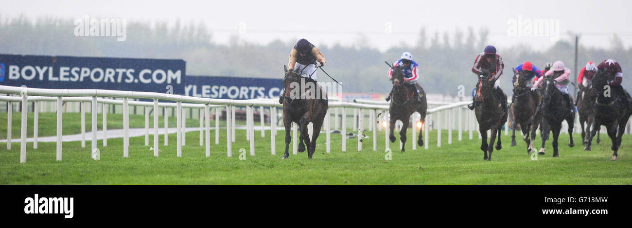 Jockey Mark Lynch (links) reitet Moon Racer zum Sieg in den Tattersalls Irland George Mernagh Memorial Sales Bumper während des Powers Gold Cup Day auf der Fairyhouse Racecourse, County Meath. DRÜCKEN Sie VERBANDSFOTO. Bilddatum: Sonntag, 20. April 2014. Siehe PA Story RACING Fairyhouse. Bildnachweis sollte lauten: Barry Cronin/PA Wire. Stockfoto