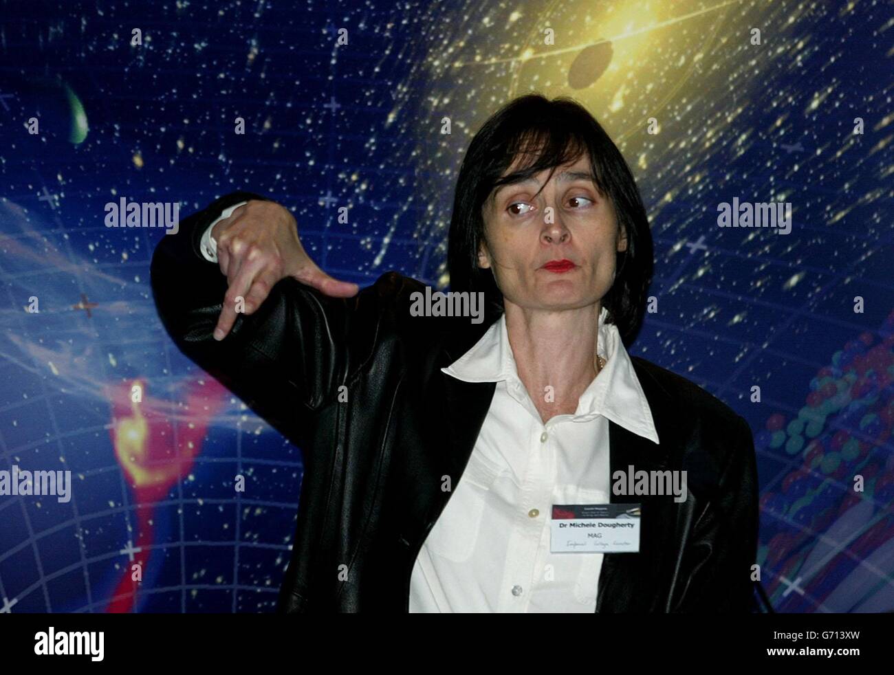 Die britische Wissenschaftlerin Dr. Michele Dougherty hält ihre Rede auf der Cassini-Huygens-Pressekonferenz. Cassini-Huygens eine gemeinsame Mission der Europäischen Weltraumorganisation der NASA wird am 1. Juli 2004 nach einer siebenjährigen Reise in die Umlaufbahn des Saturn eintreten. Britische Wissenschaftler sind an Instrumenten sowohl am Cassini-Orbiter als auch an der Huygens-Sonde beteiligt. Huygens wird sich trennen und am 14. Januar 2005 auf Titan, Saturns größten Mond, herabsteigen. Stockfoto