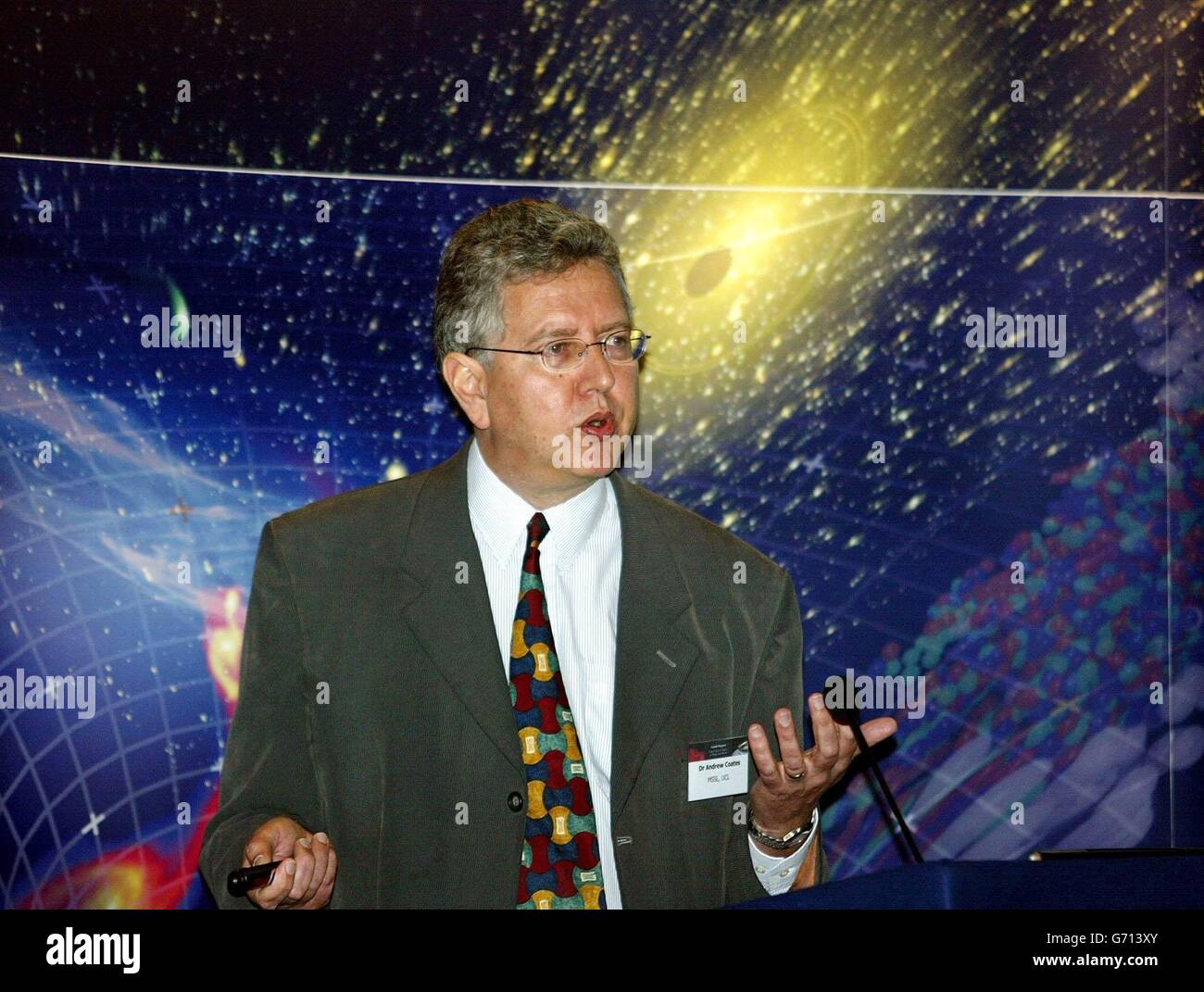 Der britische Wissenschaftler Dr. Andrew Coates hält seine Rede auf der Pressekonferenz der Raumsonde Cassini-Huygens in den Connaught Rooms, London. Cassini-Huygens eine gemeinsame Mission der Europäischen Weltraumorganisation der NASA wird am 1. Juli 2004 nach einer siebenjährigen Reise in die Umlaufbahn des Saturn eintreten. Britische Wissenschaftler sind an Instrumenten sowohl am Cassini-Orbiter als auch an der Huygens-Sonde beteiligt. Huygens wird sich trennen und am 14. Januar 2005 auf Titan, Saturns größten Mond, herabsteigen. Stockfoto