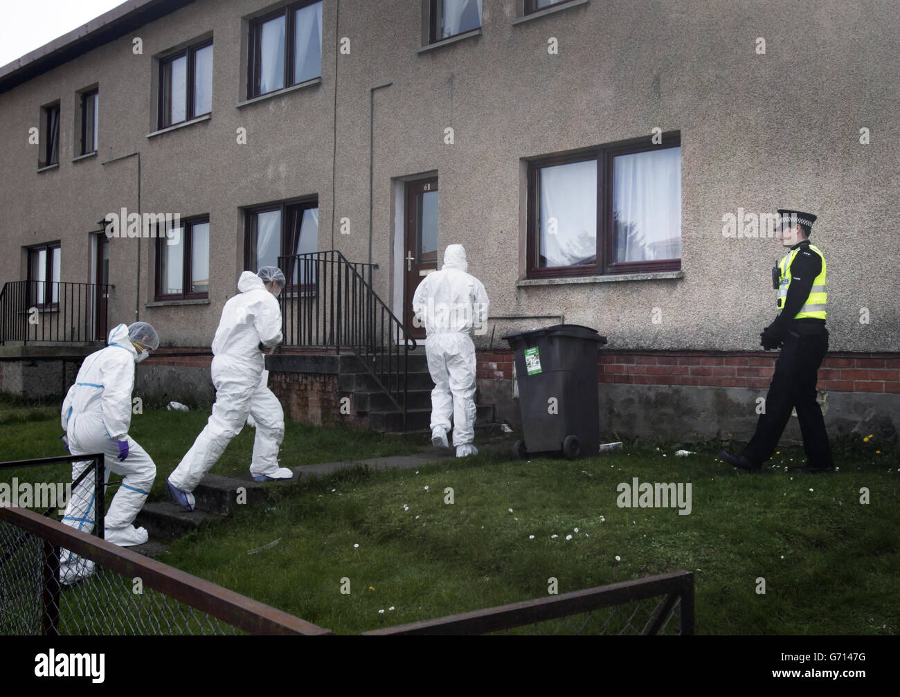 Personen in Gerichtsverfahren vor einem Grundstück, nach dem Tod eines zweijährigen, das als verdächtig behandelt wird, in der Croftangry Road in Kelty, Fife. DRÜCKEN SIE VERBANDSFOTO. Bilddatum: Montag, 21. April 2014. Beamte wurden gestern Abend um 18.30 Uhr nach einer „Besorgnis erregenden Angelegenheit“ für das Kind in die Anlage gerufen. Sie wurde in das Victoria Hospital in Kirkcaldy gebracht, wo sie später für tot erklärt wurde. Siehe PA Geschichte POLIZEI Kind. Bildnachweis sollte lauten: Danny Lawson/PA Wire Stockfoto