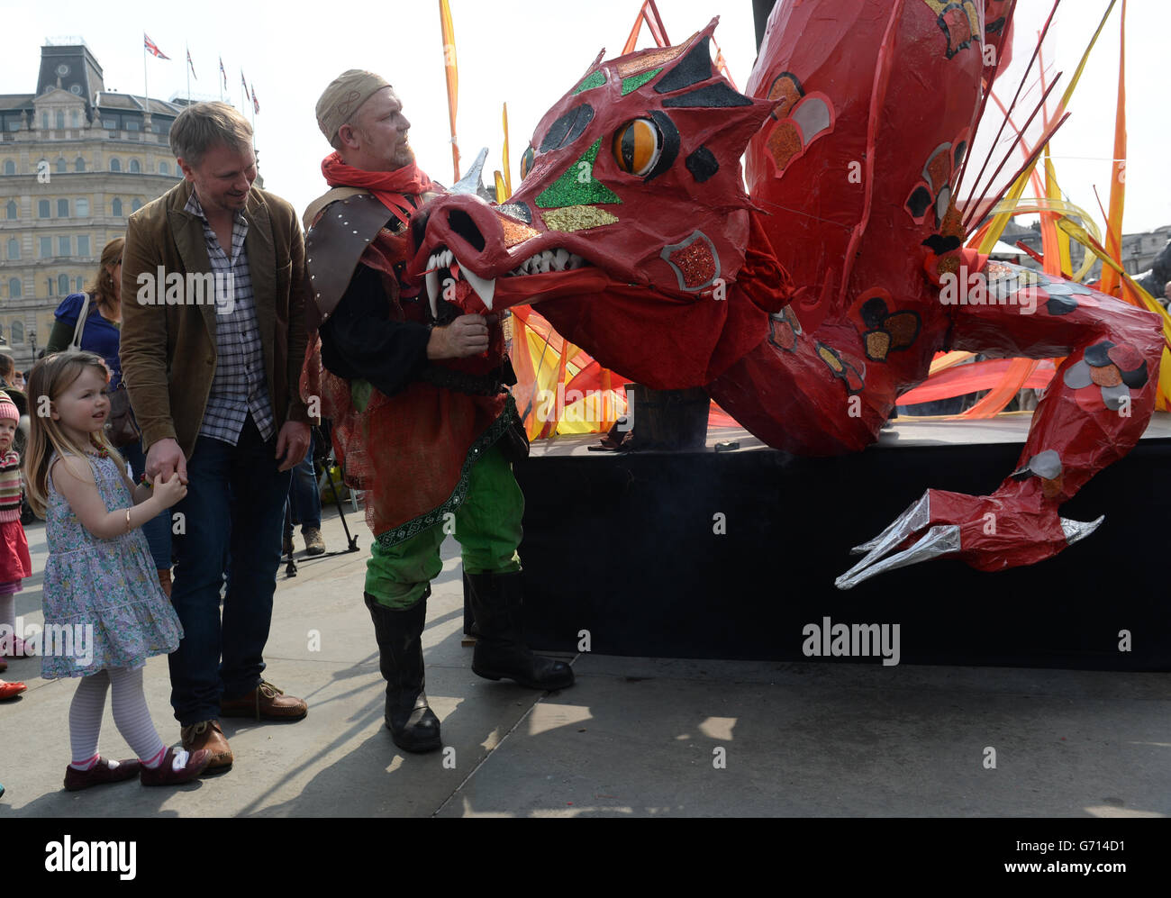 Besucher der Feier des Londoner Bürgermeisters „Feast of St. George“, die zwei Tage vor dem St. George's Day stattfindet, genießen ein Bankett mit englischem Essen, Musik, Tanz und dem saisonalen englischen Wetter am Trafalgar Square in London. Stockfoto