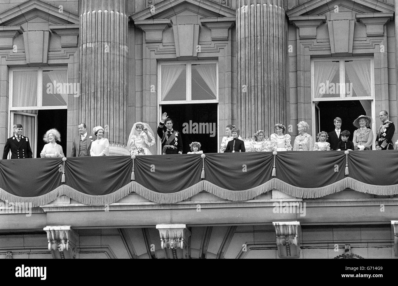 Balkonauftritte im Buckingham Palace, London nach der Königlichen Hochzeit in der St Paul's Cathedral, von links nach rechts: Prinz Andrew, die Königin Mutter, Earl Spencer, die Königin, Prinzessin und Prinz von Wales, Catherine Camageron, Lady Sarah Armstrong-Jones, Lord Nicholas Windsor, Sarah-Jane Gaselee, India Hicks, Ruth, Lady Fermoy, Clementine Hambro, Prinz Edward, Edward van Cutsem, Frances Shand Kyd und der Herzog von Edinburgh. Stockfoto
