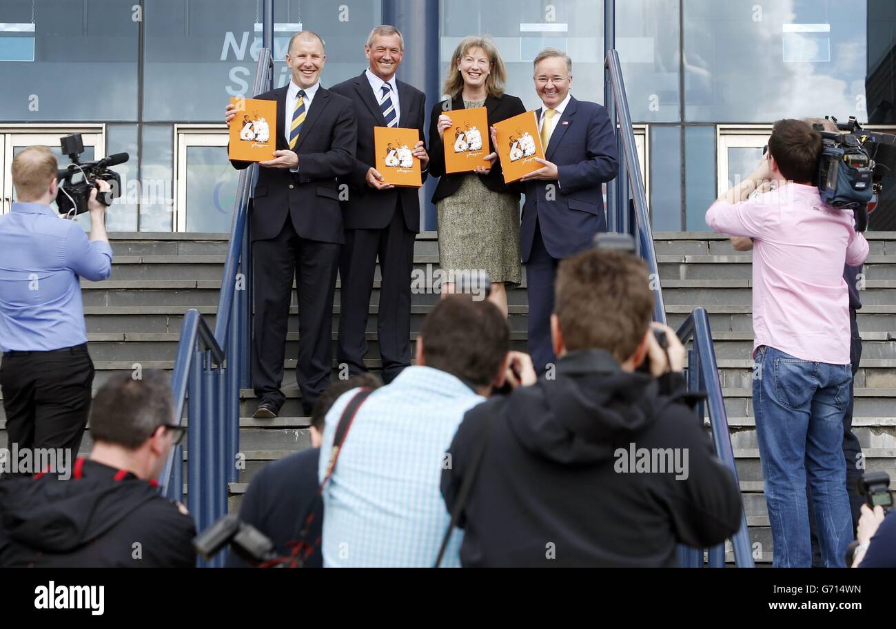 (Von links nach rechts) FA-Chef Stewart Regan, schottischer FA-Präsident Campbell Ogilvie, Kabinettsminister für Commonwealth Games Shona Robison, Und Gordon Matheson, der Vorsitzende des Stadtrats von Glasgow, lanciert im Rahmen einer Pressekonferenz im Hampden Park in Glasgow offiziell die Bewerbung Glasgows, eine Gastgeberstadt für das UEFA Euro 2020-Finale zu werden. Stockfoto