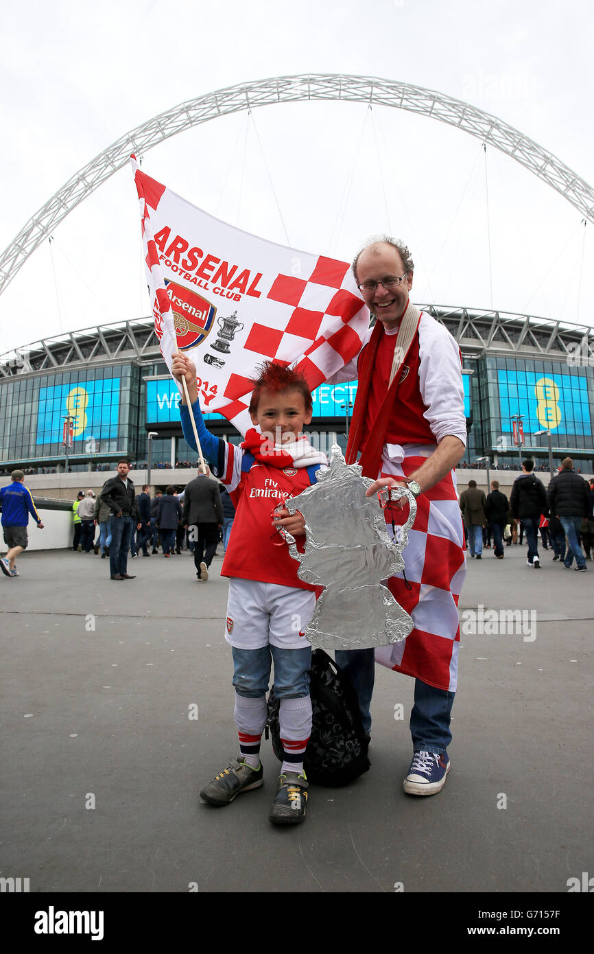 Arsenal-Fans posieren vor dem Anpfiff vor dem Wembley-Bogen für ein Foto Stockfoto