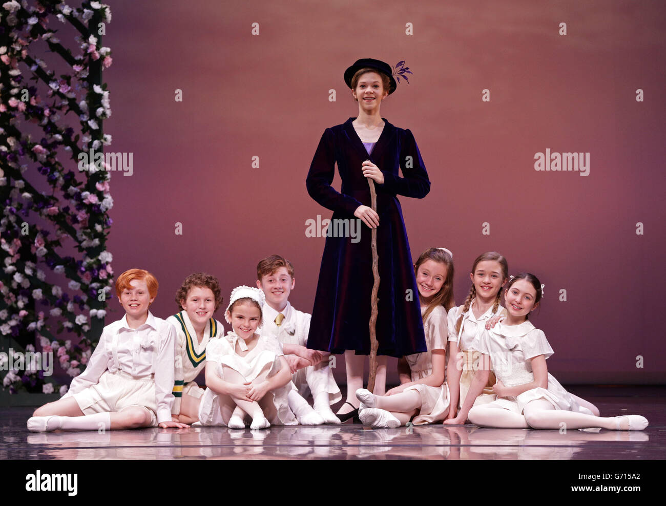 Annabelle Adey spielt Nanny McPhee (Mitte) mit einigen der Darsteller während einer Fotoserie für die neue Produktion von Nanny McPhee des London Children's Ballet im Sadler's Wells Peacock Theatre in London. Stockfoto