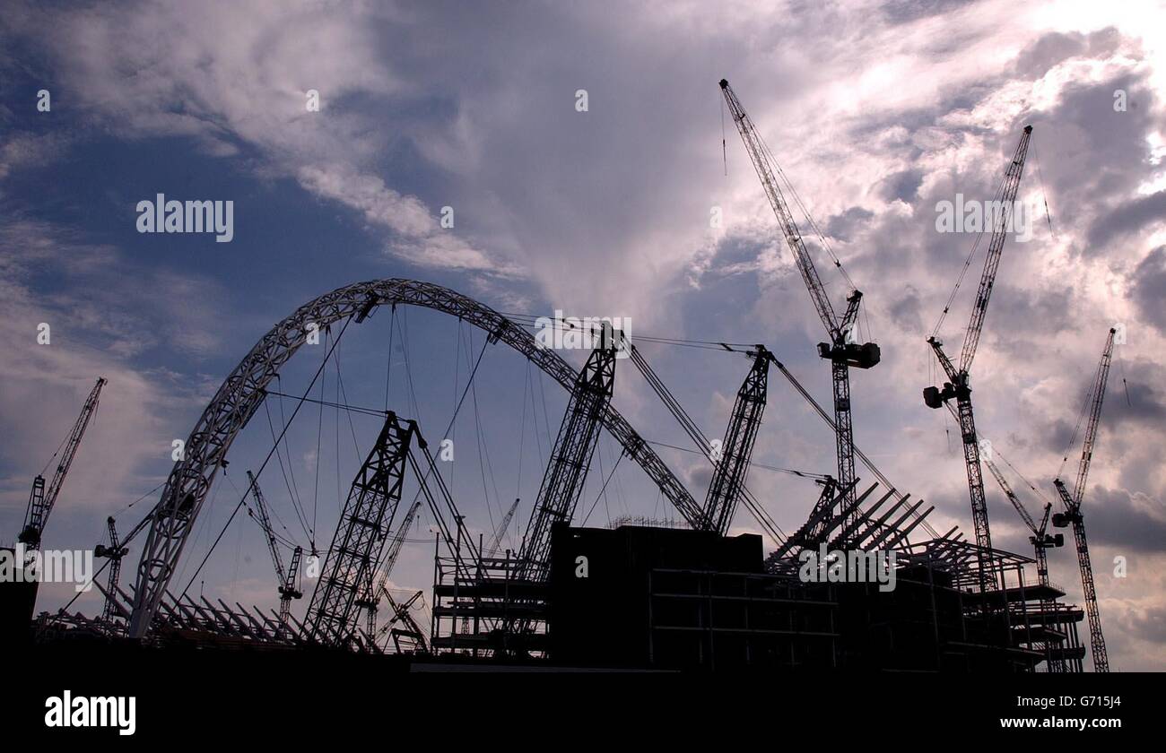 Es gibt eine neue Ergänzung der Londoner Skyline ... der riesige Bogen, der das Herzstück des neuen Wembley-Stadions sein wird, das langsam an seinen Platz gehoben wird. Der 133 m hohe Bogen, der 1.750 Tonnen wiegt, wird die größte Einzelspanndachkonstruktion der Welt unterstützen. Der komplexe Prozess der Erhöhung der Struktur begann gegen Ende des letzten Monats und wird sehen, dass der Bogen schrittweise in vier Stufen über einen Zeitraum von fünf bis sechs Wochen angehoben wird. Stockfoto