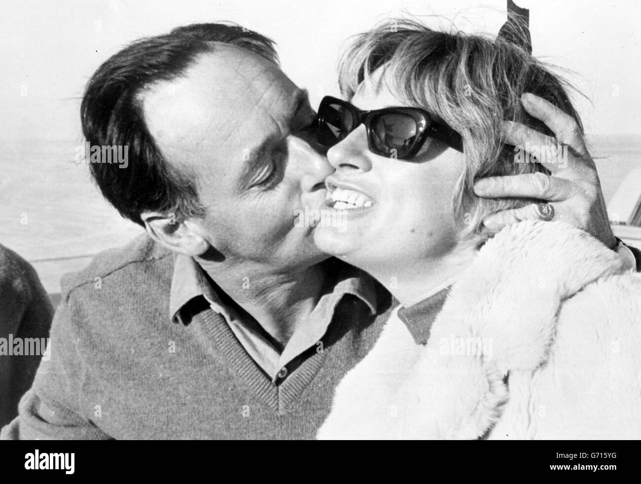 Jubelnd küsst Donald Campbell seine Frau Tonia freudig, nachdem er in Bluebird auf den Salzebenen am Lake Eyre, Südaustralien, den Weltlandgeschwindigkeitsrekord aufgeschlagen hat. Auf zwei Läufen über die gemessene Meile hatte er 403.1 Meilen pro Stunde erreicht, verglichen mit John Cobbs 1947 Rekord von 394.196 mph. Stockfoto