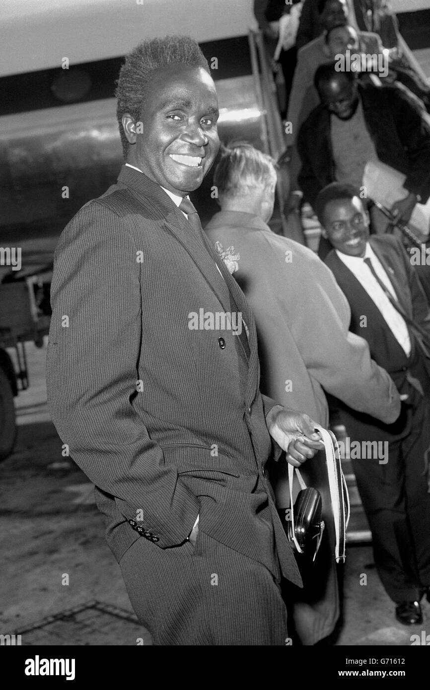 Dr. Kenneth Kaunda, der erste Premierminister von Nord-Rhodesien, kommt am Londoner Flughafen an, um die Delegation seiner Regierung auf der Nord-Rhodesien-Unabhängigkeitskonferenz, die am 5. Mai eröffnet wird, zu leiten. Stockfoto