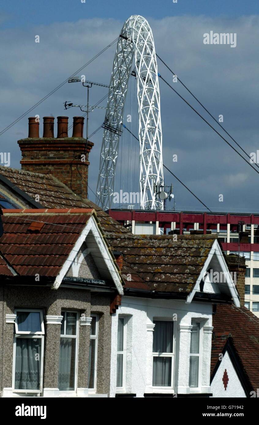 Der 440 Tonnen schwere und durch Kabel aufgehängte 2,000-Fuß-Bogen von Wembley wird in Position gebracht. Der Bogen ersetzt die ikonischen Zwillingstürme des alten Stadions durch das neue Stadion, das voraussichtlich vorzeitig fertiggestellt werden wird und rechtzeitig zum FA Cup-Finale 2006 eröffnet werden soll. Stockfoto