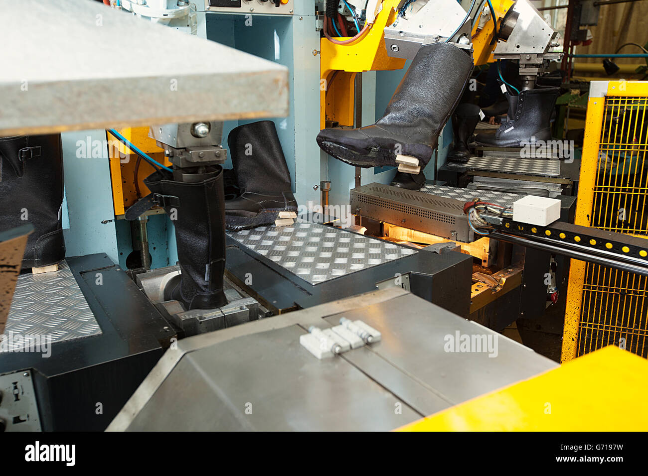 Unvollendete Lederstiefel auf modernen Maschinen Stockfoto