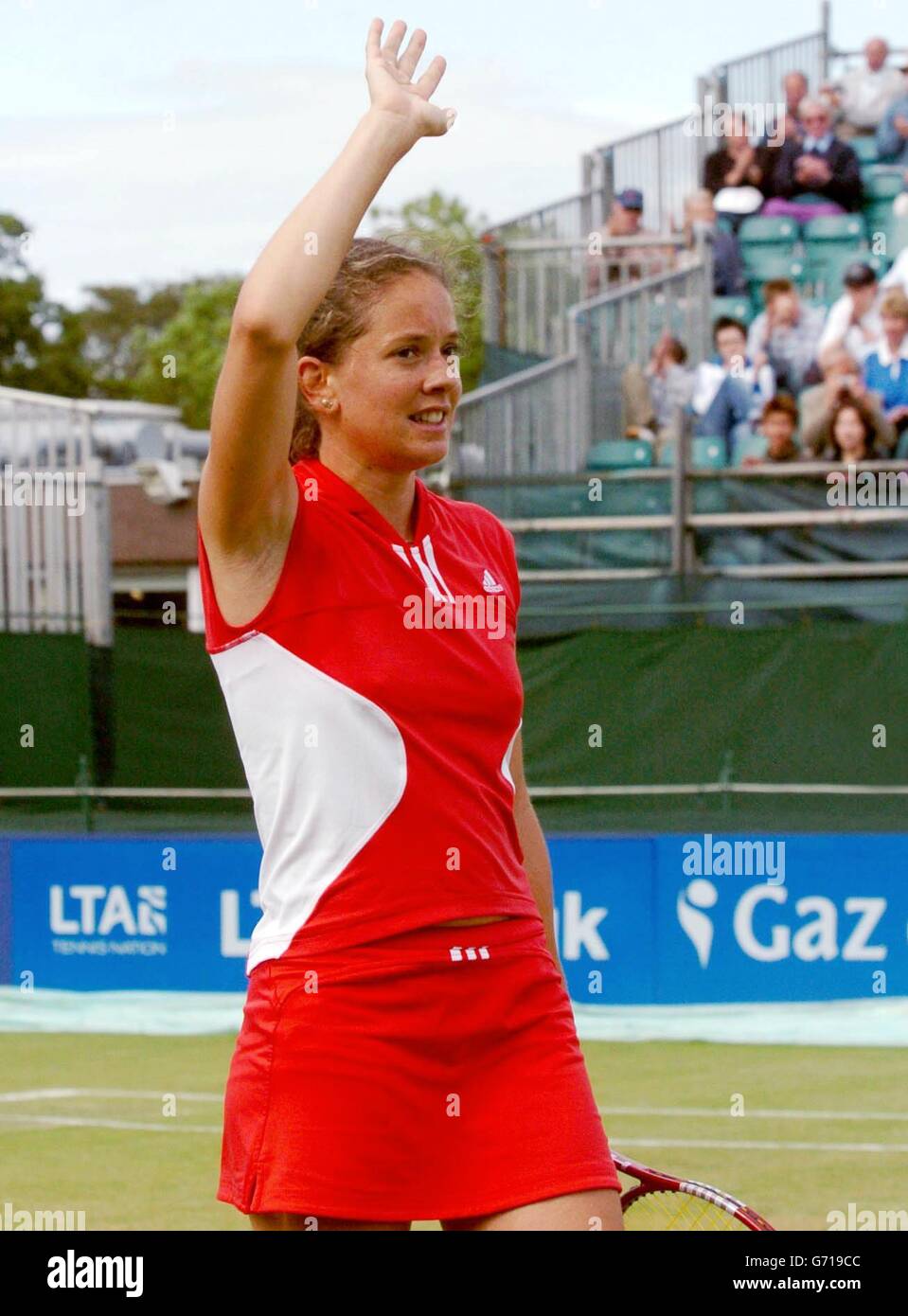 Patty Schnyder würdigt das Publikum, nachdem er im DFS Classic, dem internationalen Frauen-Tennisturnier im Edgbaston Priory Club, Birmingham, gegen Saori Obata gewonnen hat. Stockfoto