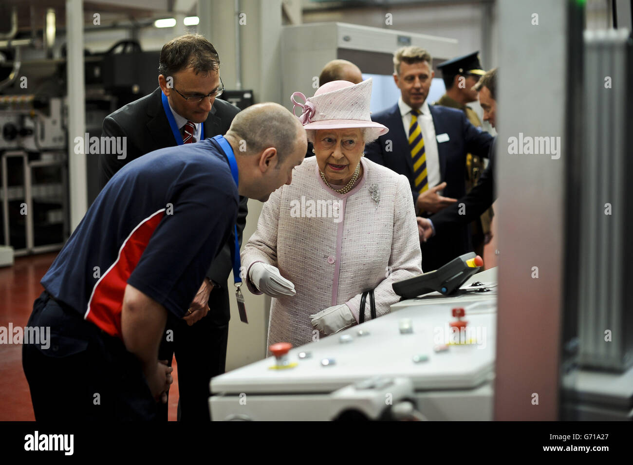 Königin Elizabeth II. Bei einem Besuch bei International Greetings UK Ltd. Im Penallta Industrial Estate, Ystrad Mynach, Hengoed, Mid Glamorgan, Südwales. Stockfoto