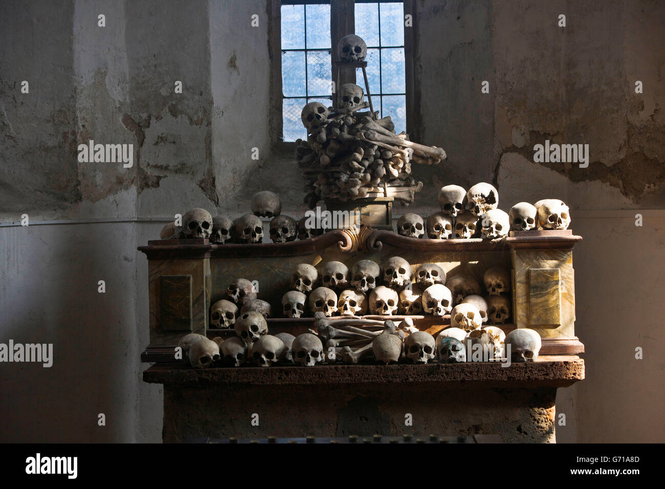 Schädel auf Altar, Beinhaus, gotische Beinhaus, Wehrkirche St. Michael, Wachau, Niederösterreich, Österreich / Beinhaus Stockfoto