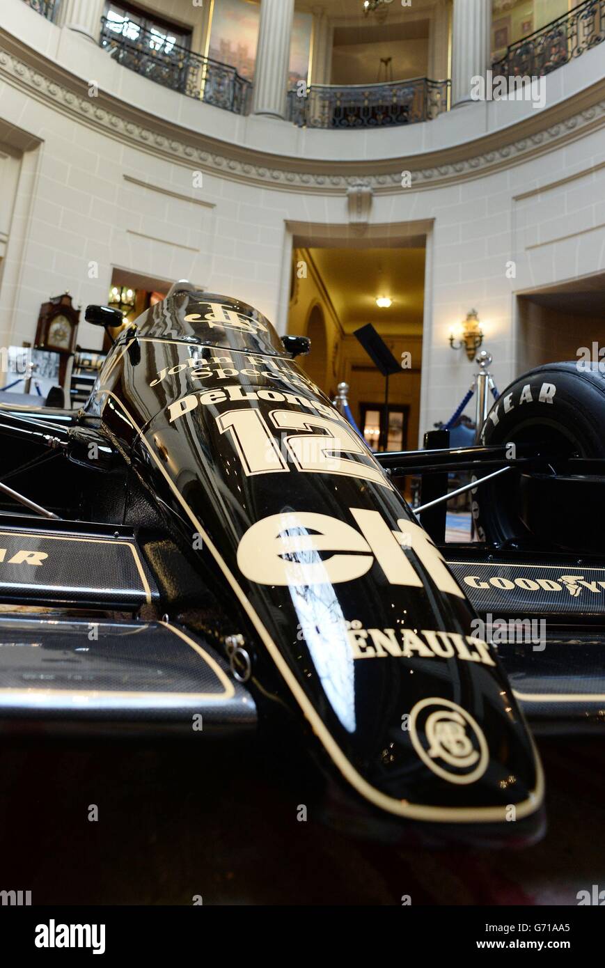 Der Formel-1-Lotus-Rennwagen des verstorbenen Ayrton Senna, der vor 20 Jahren getötet wurde, wird im Royal Automobile Club in London ausgestellt. Stockfoto