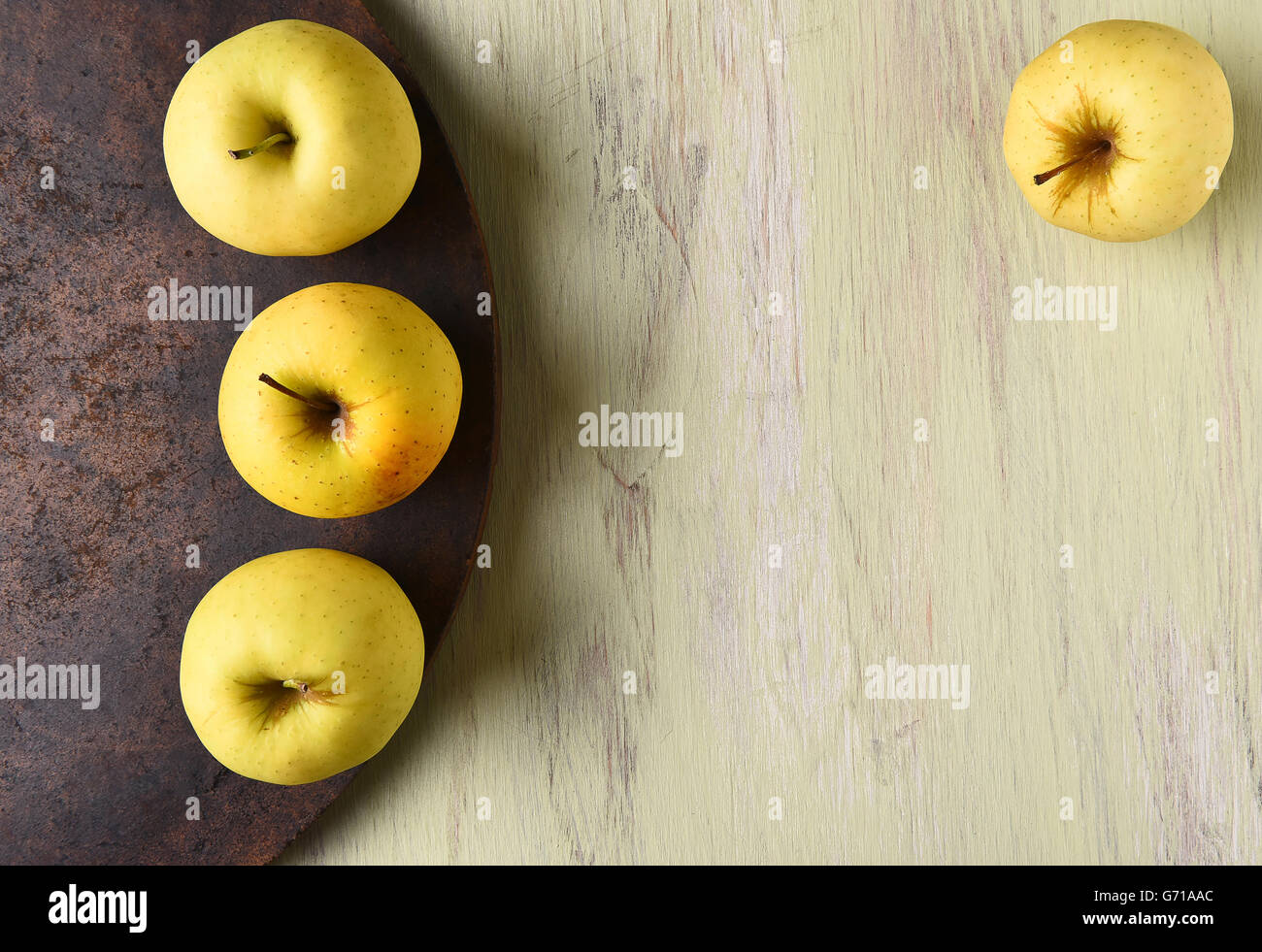 Golden Delicious Äpfel Stilleben mit Textfreiraum. Stockfoto