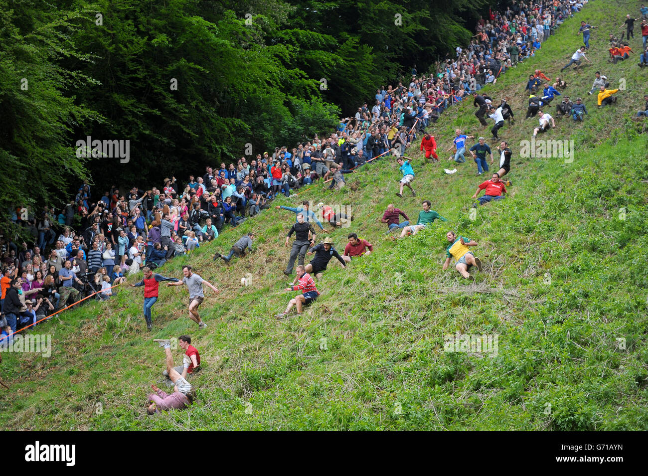 Teilnehmer des Cheese Rolling on Cooper's Hill-Rennens in der Nähe von Brockworth, Gloucestershire. DRÜCKEN Sie VERBANDSFOTO. Bilddatum: Montag, 26. Mai 2014. Siehe PA Geschichte SOCIAL Cheese. Bildnachweis sollte lauten: Tim Ireland/PA Wire Stockfoto