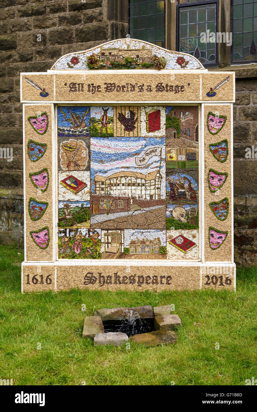 Gut kleiden, Litton, Derbyshire.  Shakespeare-Thema. Eine Tradition, in der Bilder von Blütenblatt klebte an Lehm gemacht werden Stockfoto