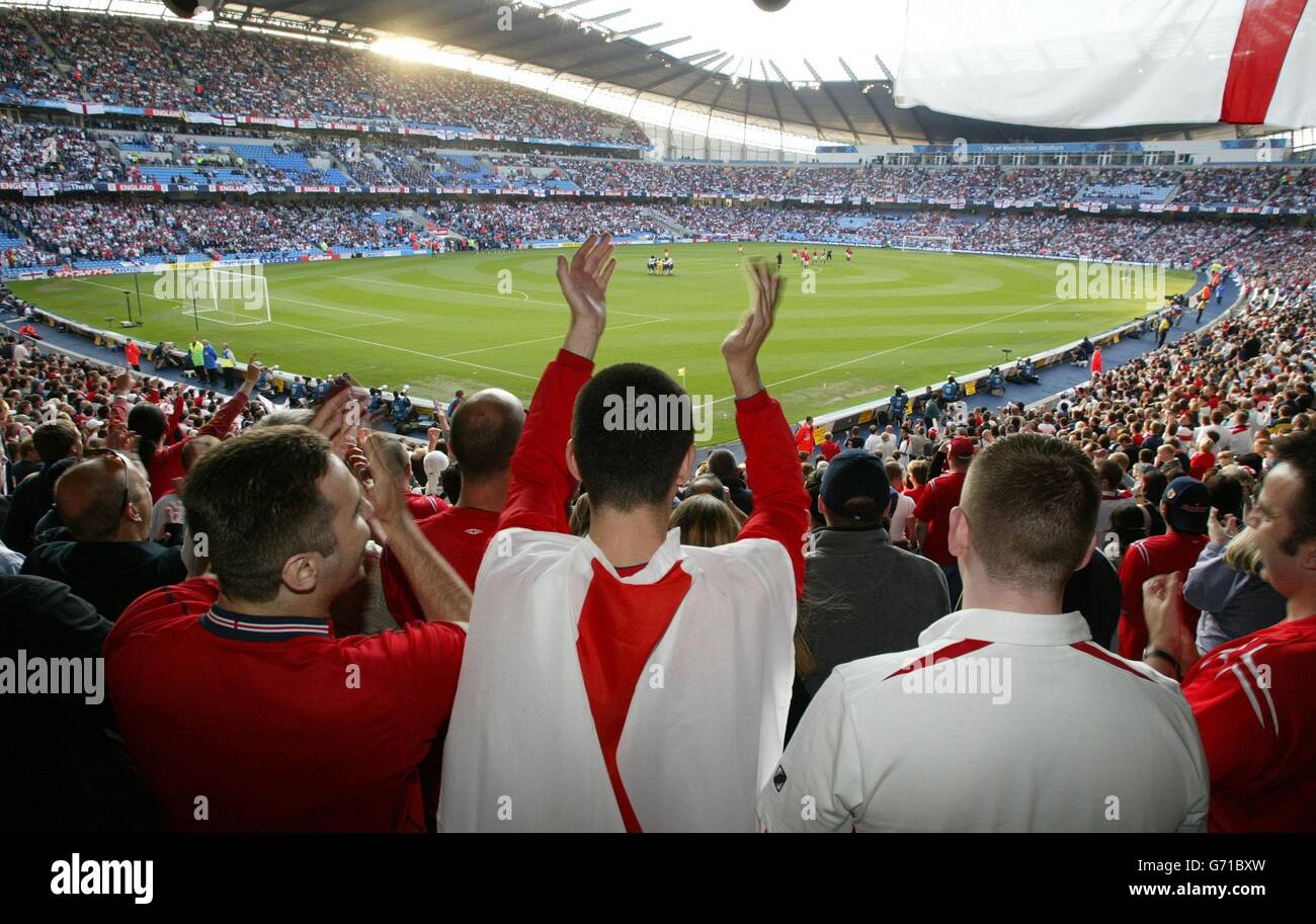 England-Anhänger applaudieren den beiden Seiten vor dem Freundschaftsspiel England gegen Japan International im City of Manchester Stadium in Manchester. Stockfoto