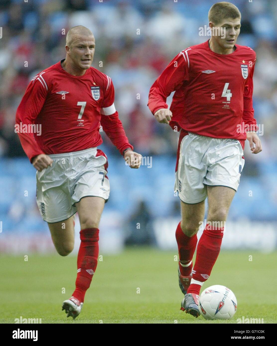 England-Kapitän David Beckham (links) und Steven Gerrard im Einsatz für England gegen Japan während des Internationalen Freundschaftsspiel im City of Manchester Stadium, Manchester. Stockfoto