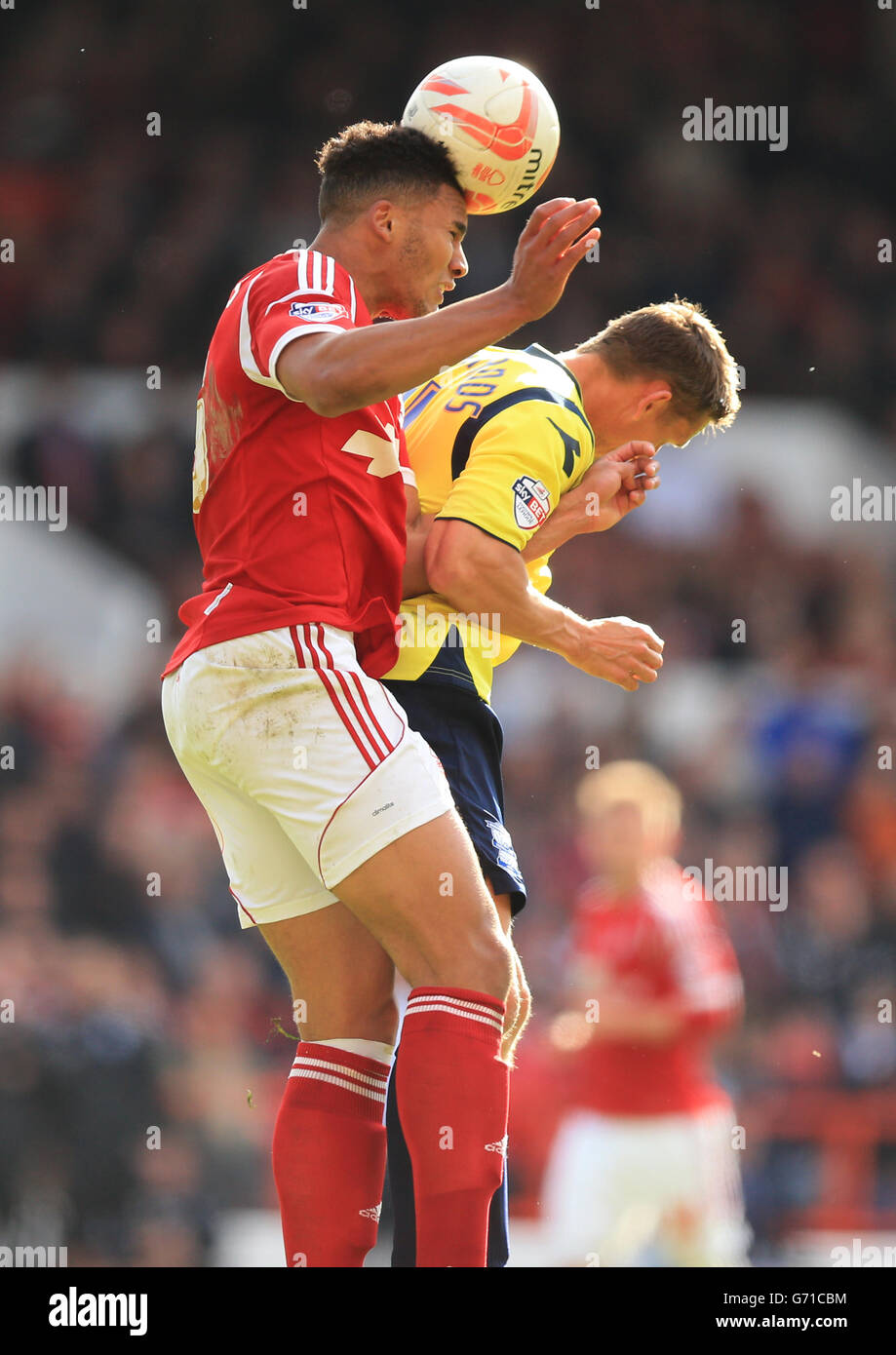 Fußball - Sky Bet Championship - Nottingham Forest / Birmingham City - City Ground. Jamaal Lascelles im Nottingham Forest und Peter Lovenkrands in Birmingham City Stockfoto