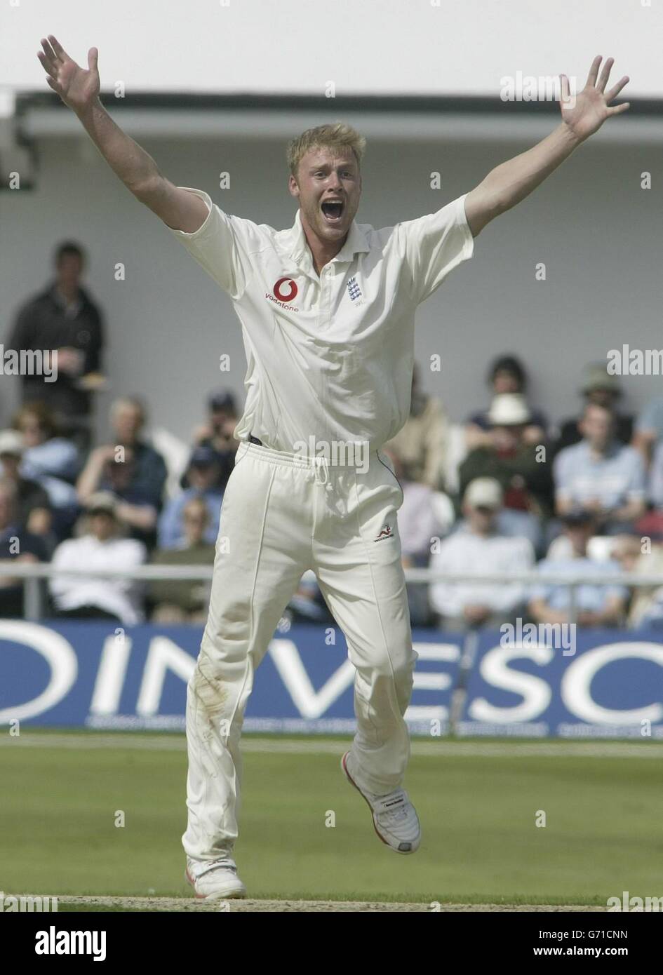 Der Engländer Andrew Flintoff feiert Bowling der Neuseeländer Michael Papps LBW beim zweiten Npower-Testspiel in Headingley, Leeds. Stockfoto