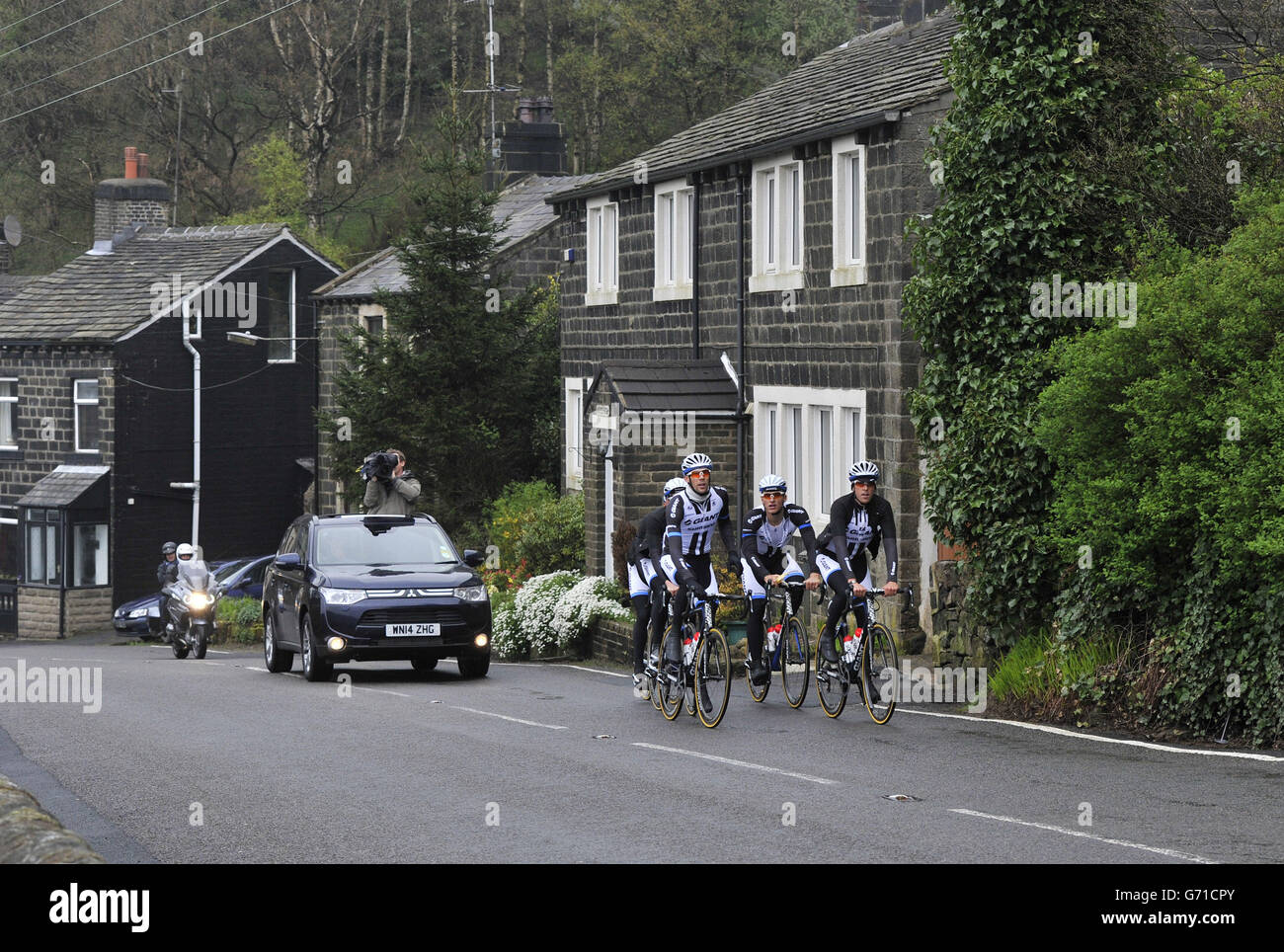 Fahrer des Giant Shimano Cycle Race Teams, darunter John Degenkolb und Marcel Kittel, fahren die Route der Tour de France Etappe 2, während sie vor ihrem Medientag in Leeds bei Regen und Nebel auf die Mooren über Cragg Vale klettern. Sie sind die ersten Teams der Tour de France, die kommen und sich die Eröffnungsphasen des Rennens in Yorkshire ansehen. Stockfoto