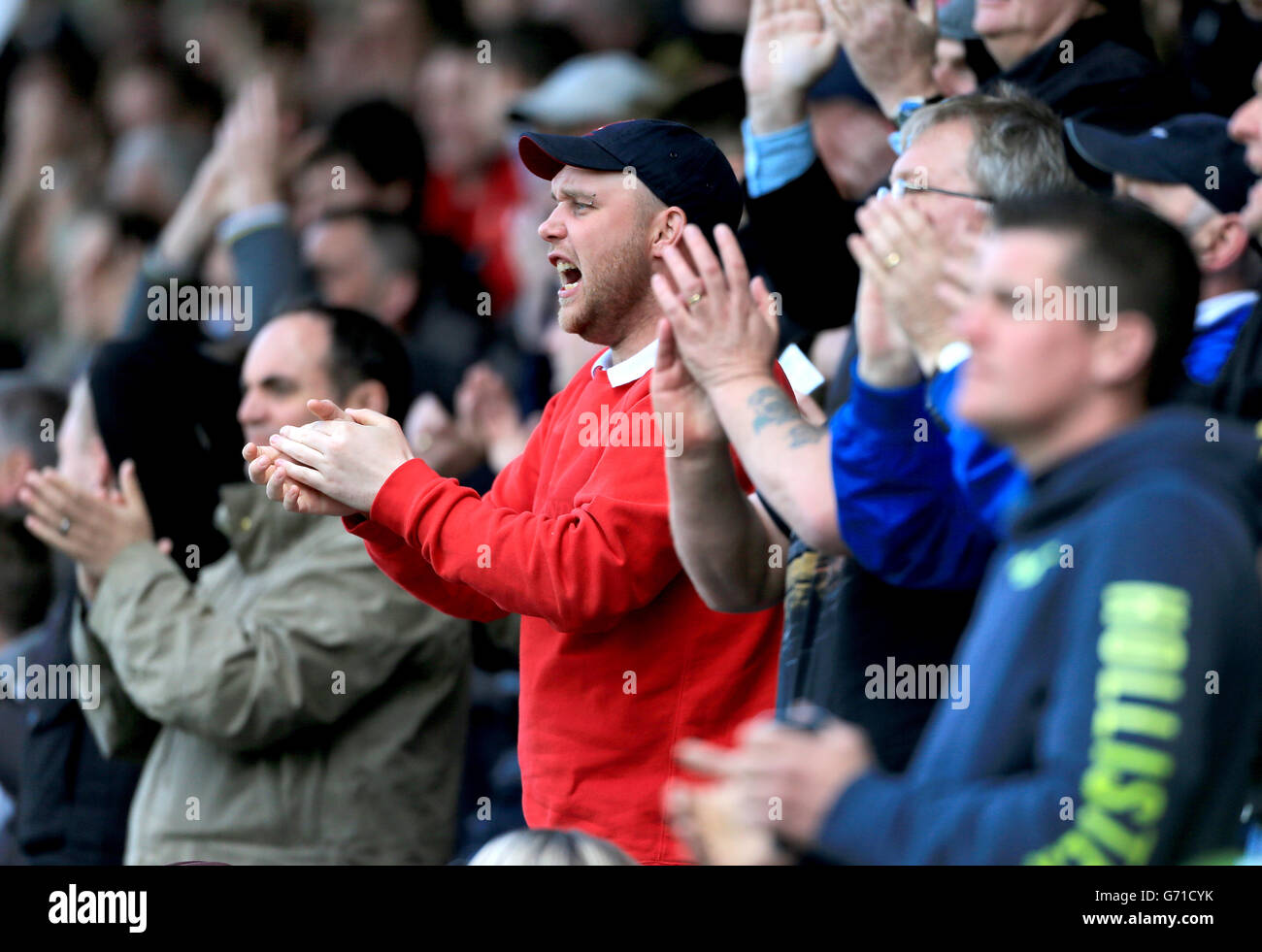 Fußball - Sky Bet League One - Coventry City / Swindon Town - Sixfields Stadium. Fans in den Tribünen Stockfoto