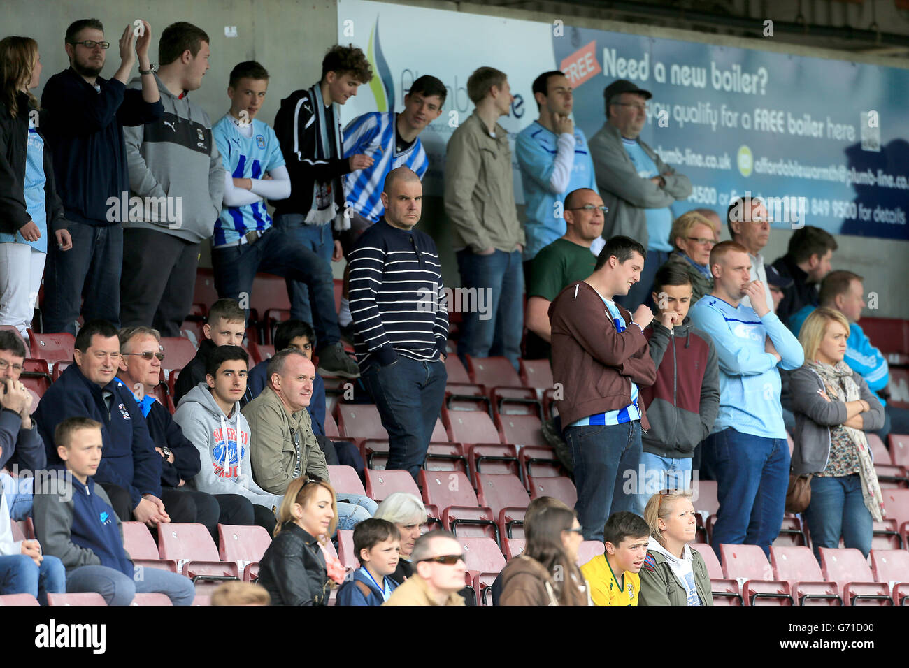 Fußball - Sky Bet League One - Coventry City / Swindon Town - Sixfields Stadium. Fans in den Tribünen Stockfoto