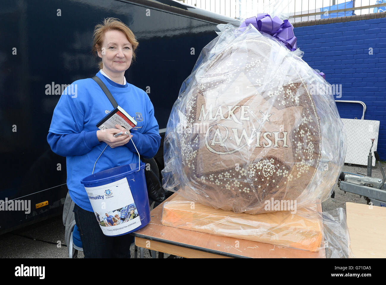 Fußball - Barclays Premier League - Everton / Manchester United - Goodison Park. Eine Wohltätigkeitsarbeiterin posiert mit dem Make A Wish Foundation Golden Egg. Stockfoto