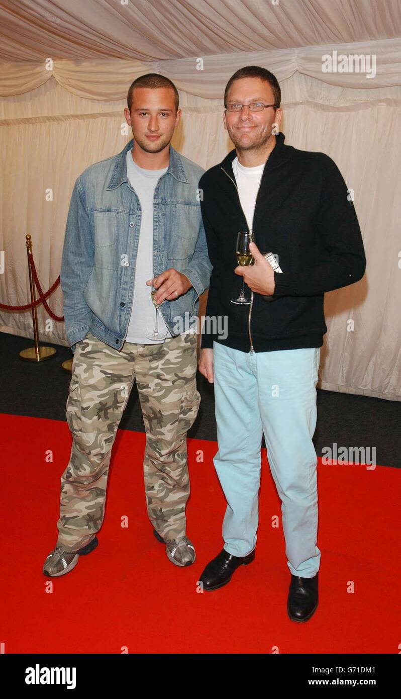 Die ehemaligen Big-Brother-Kandidaten Spencer Smith (links) und „fieser“ Nick Bateman treffen in Gordon Ramsays temporärem Restaurant in der Brick Lane im Osten Londons ein, um „Hell's Kitchen“, die ITV-Reality-Kochshow mit Prominenten, die die Küche bewirten, zu besuchen. Die Show wird von Angus Deaton moderiert und wird von den schlimmsten Köchen in der Öffentlichkeit abgewählt. Stockfoto