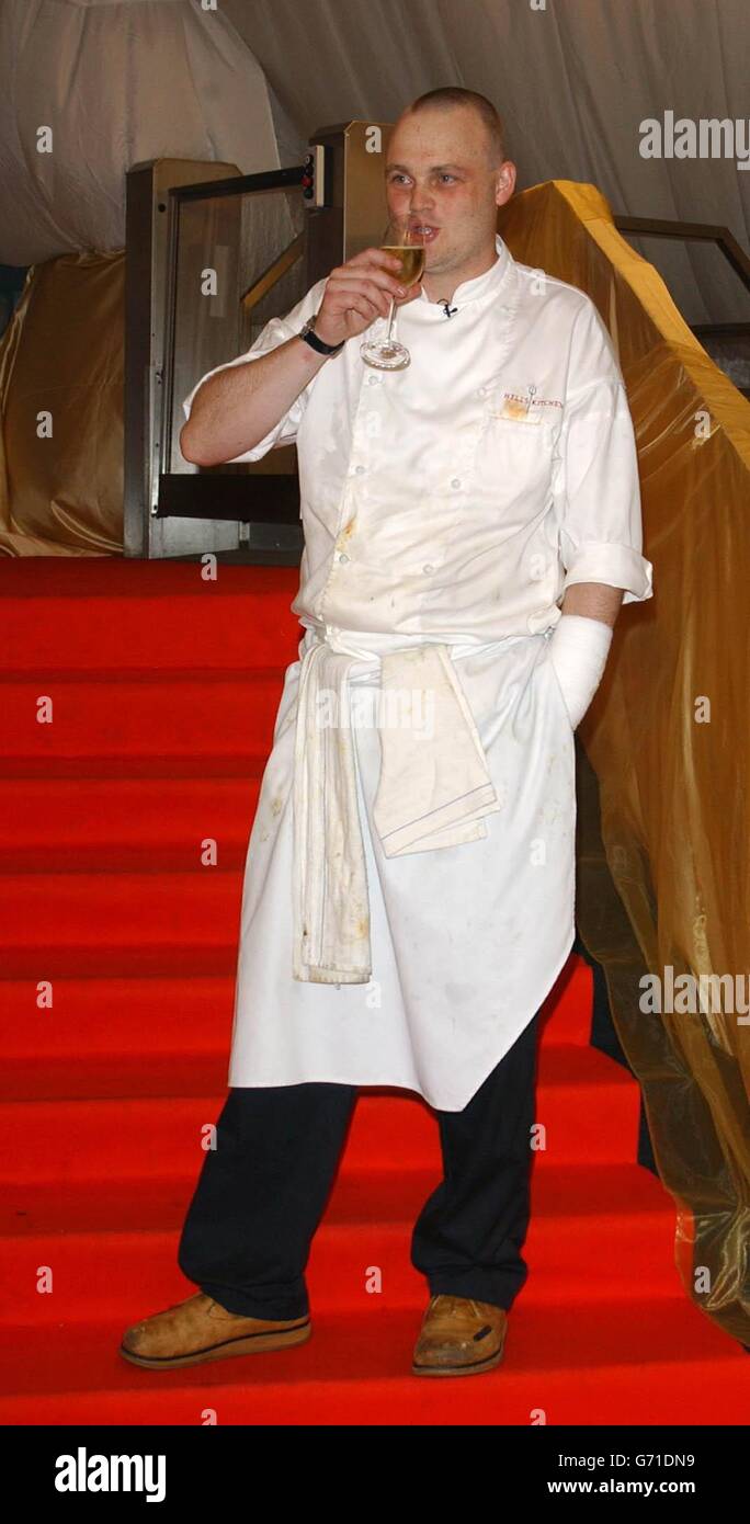 Al Murray ist die dritte Berühmtheit, die im temporären Restaurant von Gordon Ramsay in der Brick Lane im Osten Londons wegen der ITV-Reality-Kochshow „Hell's Kitchen“, in der Prominente die Küche beherrschen, vertrieben wird. Die Show wird von Angus Deaton moderiert und wird von den schlimmsten Köchen in der Öffentlichkeit abgewählt. Stockfoto