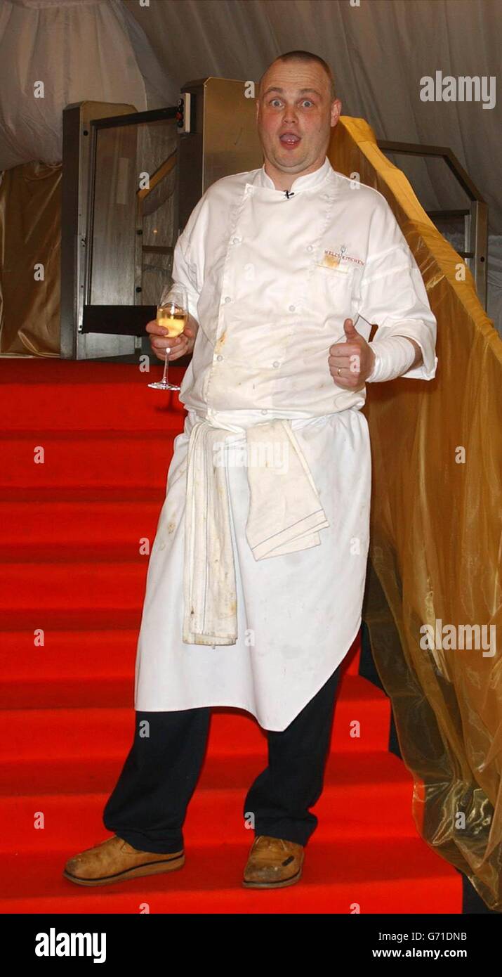 Al Murray ist die dritte Berühmtheit, die im temporären Restaurant von Gordon Ramsay in der Brick Lane im Osten Londons wegen der ITV-Reality-Kochshow „Hell's Kitchen“, in der Prominente die Küche beherrschen, vertrieben wird. Die Show wird von Angus Deaton moderiert und wird von den schlimmsten Köchen in der Öffentlichkeit abgewählt. Stockfoto