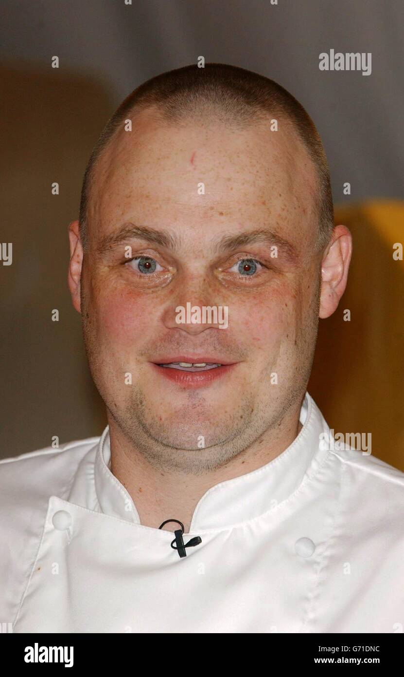 Al Murray ist die dritte Berühmtheit, die im temporären Restaurant von Gordon Ramsay in der Brick Lane im Osten Londons wegen der ITV-Reality-Kochshow „Hell's Kitchen“, in der Prominente die Küche beherrschen, vertrieben wird. Die Show wird von Angus Deaton moderiert und wird von den schlimmsten Köchen in der Öffentlichkeit abgewählt. Stockfoto