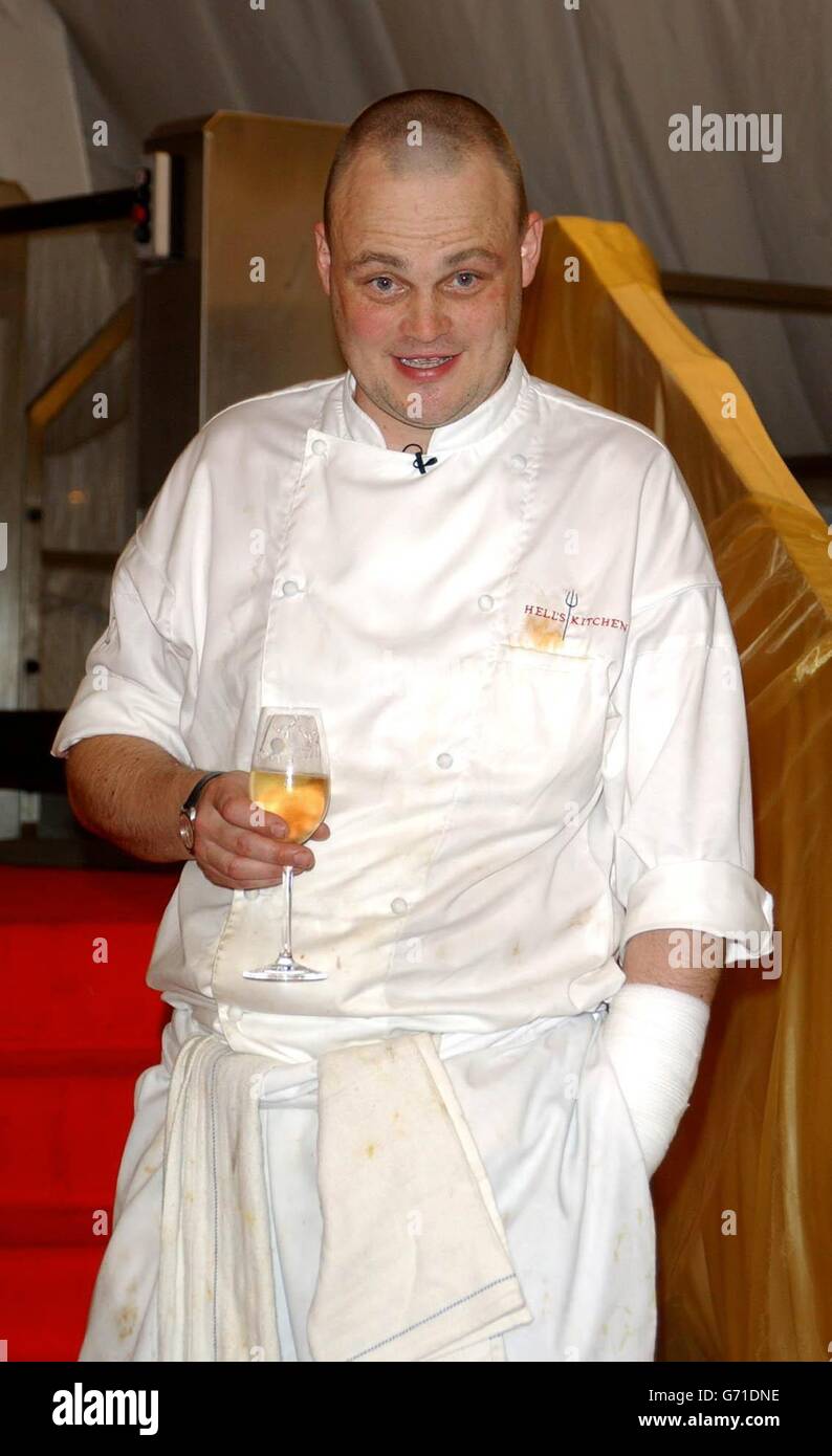 Al Murray ist die dritte Berühmtheit, die im temporären Restaurant von Gordon Ramsay in der Brick Lane im Osten Londons wegen der ITV-Reality-Kochshow „Hell's Kitchen“, in der Prominente die Küche beherrschen, vertrieben wird. Die Show wird von Angus Deaton moderiert und wird von den schlimmsten Köchen in der Öffentlichkeit abgewählt. Stockfoto