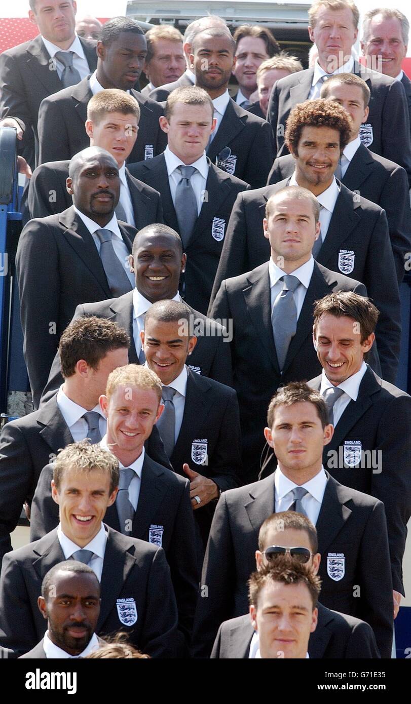 Die englische Fußballmannschaft besteigen ihr Flugzeug am Flughafen Luton, um für die Euro 2004 nach Portugal zu fliegen. Stockfoto