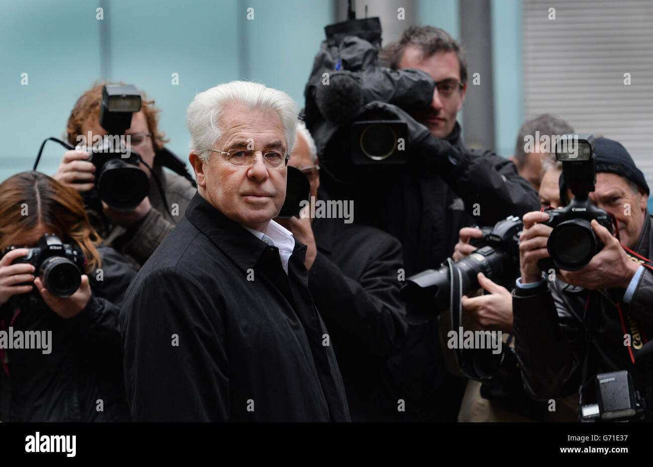 Der Publizist Max Clifford kommt am Southwark Crown Court in London an, wo er wegen insgesamt 11 Anklagepunkten wegen unanständigen Übergriffen auf sieben Frauen und Mädchen angeklagt wird. Stockfoto