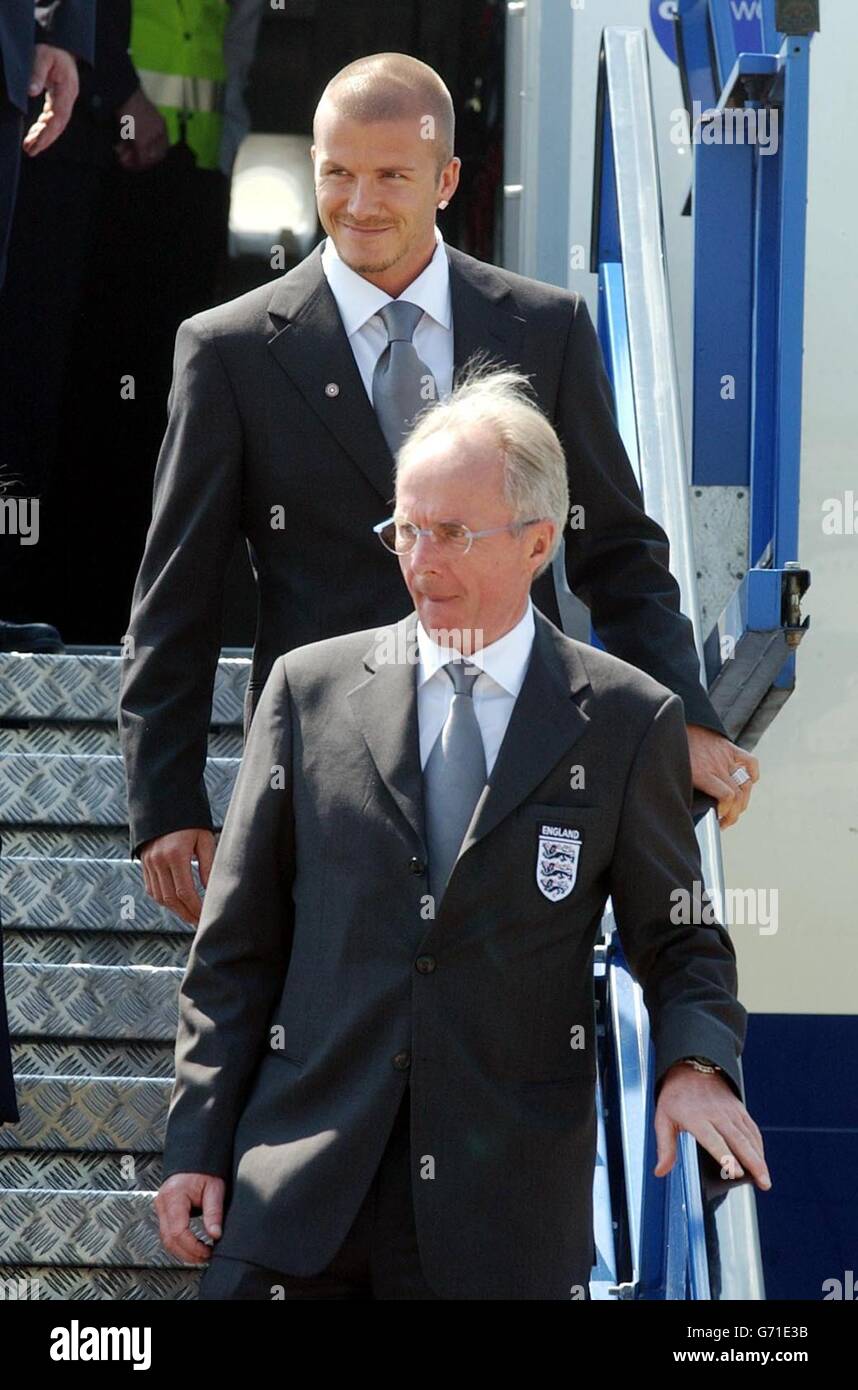 Die englische Fußballmannschaft besteigen ihr Flugzeug am Flughafen Luton, um für die Euro 2004 nach Portugal zu fliegen, mit Kapitän David Beckham (oben) und Trainer Sven-Goran Eriksson. Stockfoto