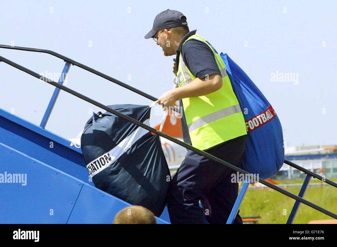 Die Taschen des englischen Fußballkaders werden am Flughafen Luton an Bord genommen, während der Kader für die Euro 2004 nach Portugal abfliegt. Stockfoto