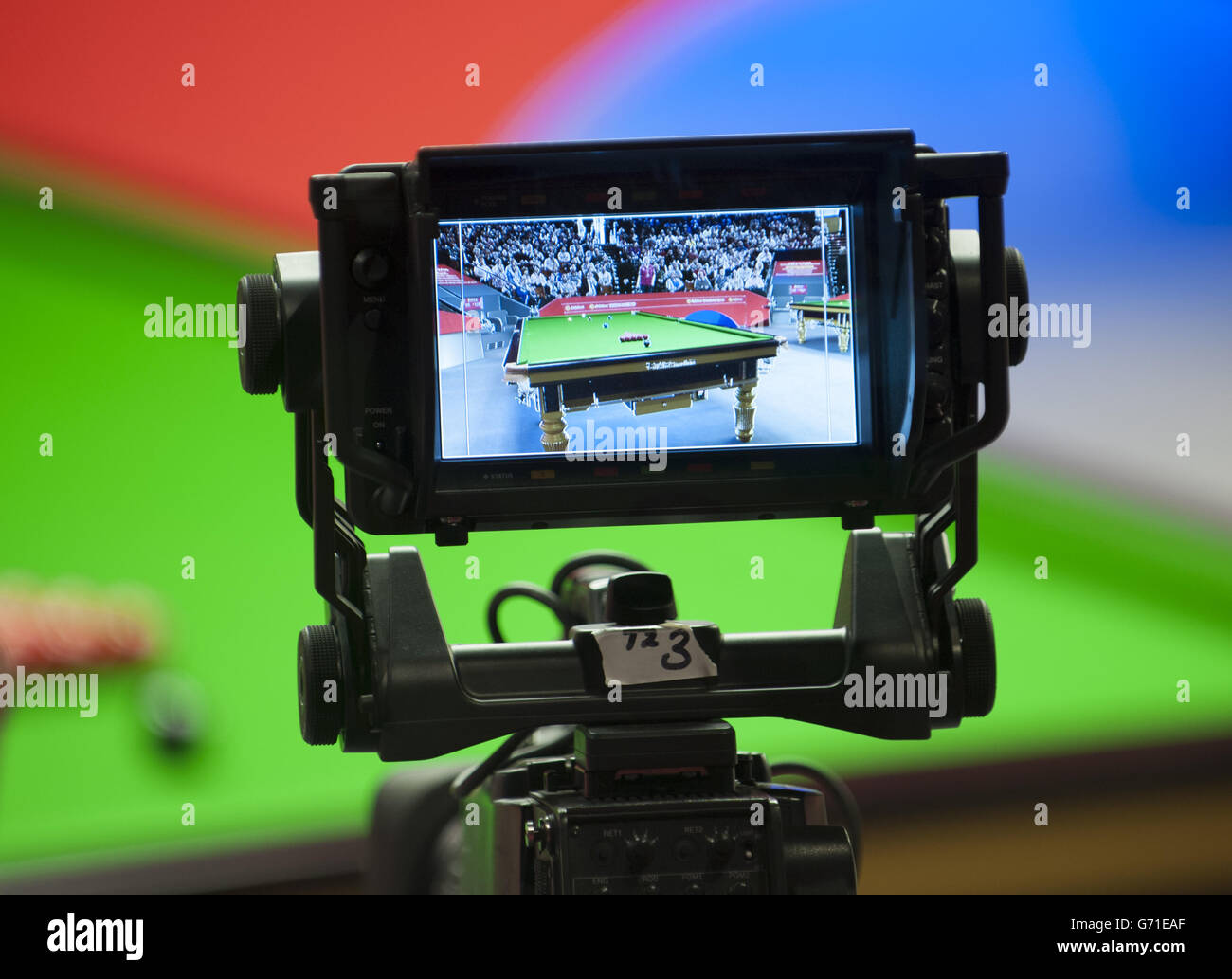 Ein Blick auf den Tisch durch den Monitor auf einer Fernsehkamera während der DAFABET World Snooker Championships im Crucible, Sheffield. Stockfoto