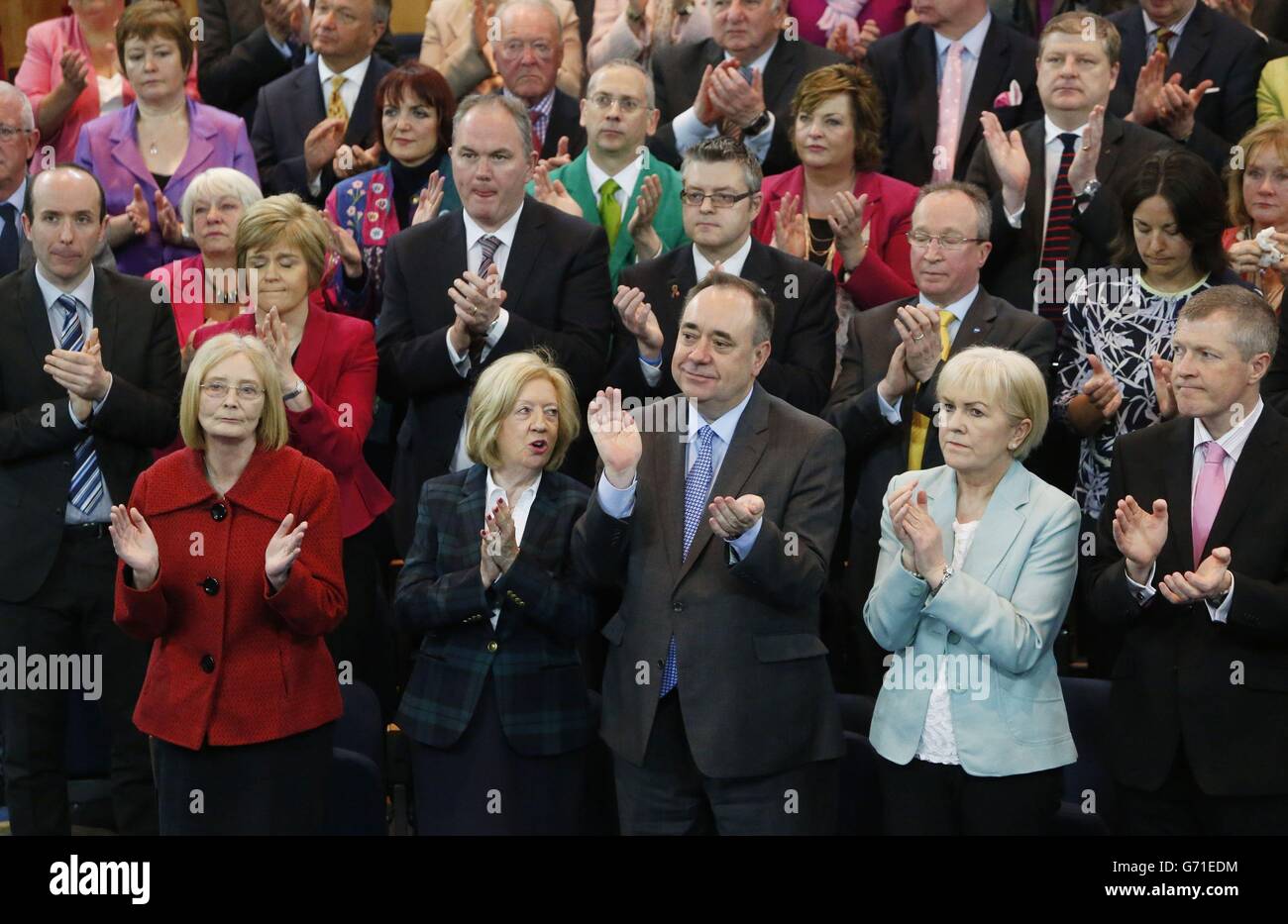 Vorsitzender Tricia Marwick (links) erster Minister Alex Salmond (dritter links) mit seiner Frau Moira Salmond (zweiter links), Johann Lamont (zweiter rechts) Die Vorsitzende der Scottish Labour Party und Willie Rennie (rechts) die Vorsitzende der Scottish Liberal Democrats während eines Gedenkgottesdienstes für den ehemaligen MSP Margo MacDonald in der Assembly Hall in Edinburgh. Stockfoto