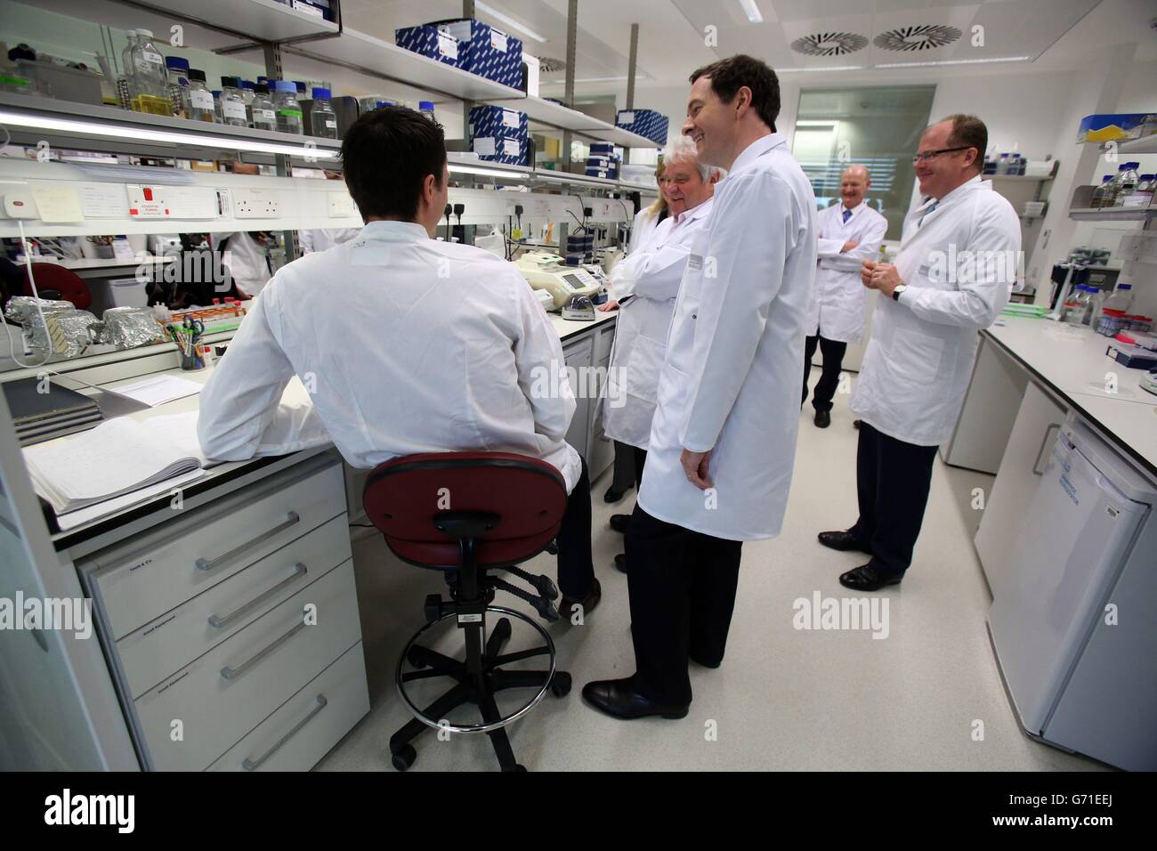 Schatzkanzler George Osborne hält eine Rede während eines Besuchs im MRC Laboratory of Molecular Biology auf dem Cambridge Biomedical Campus, da er heute bekannt gegeben hat, dass die Regierung ein neues 200-Millionen-Polarforschungsschiff finanzieren wird, um wissenschaftliche Expertise zu gewinnen In den wirtschaftlichen Erfolg. Stockfoto