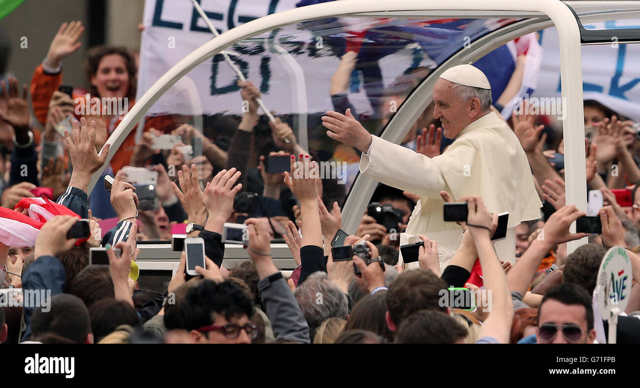 Papst Franziskus winkt den Gläubigen auf dem Petersplatz in Rom nach der historischen Heiligsprechung von zwei Päpsten, Johannes Paul II. Und Johannes dem 23., die gleichzeitig Heilige wurden. Stockfoto