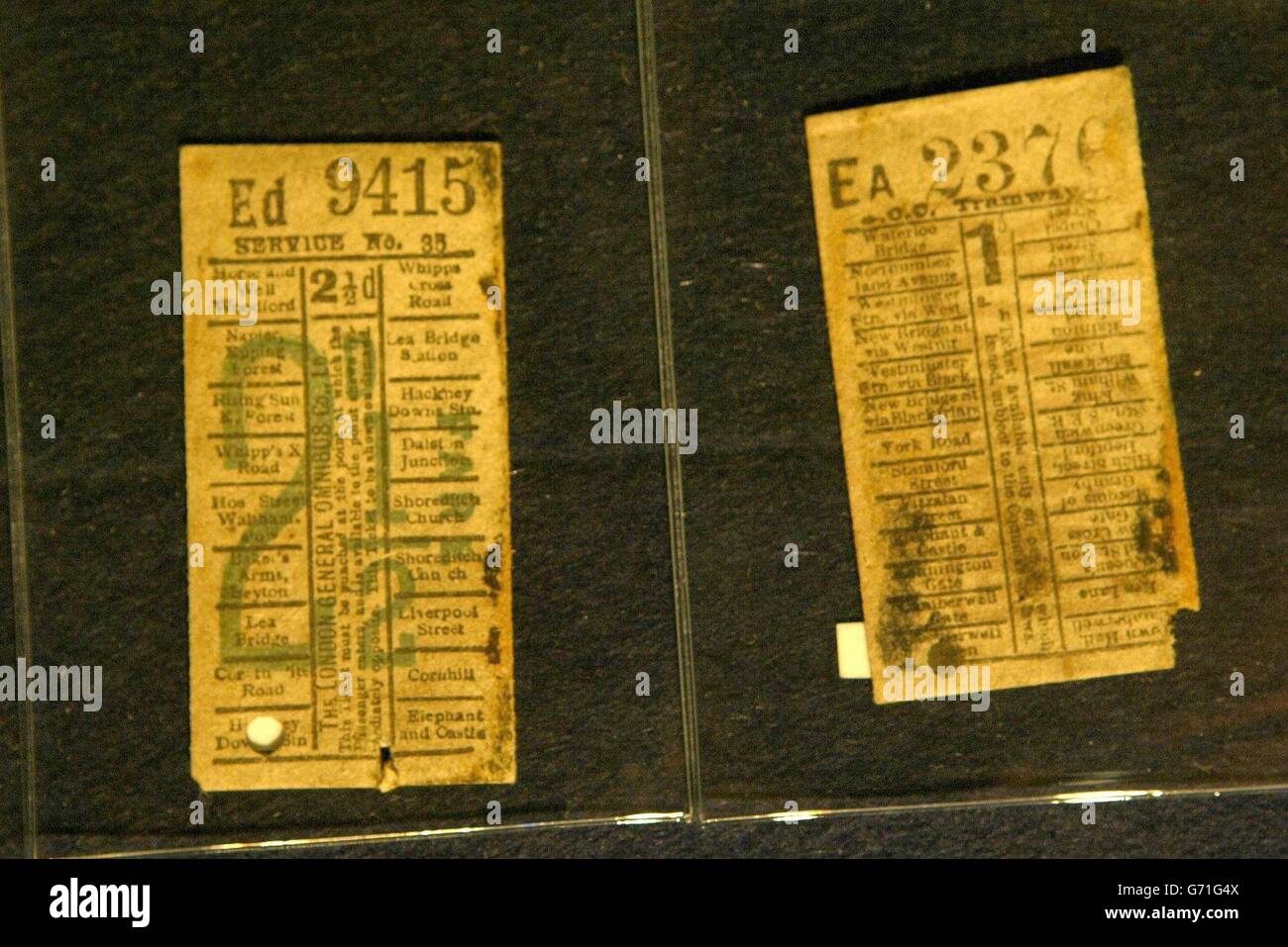 Vor dem Start der Ausstellung Titanic-the Artifact im Museum of Science and Industry in Manchester werden den Pressemitgliedern zwei Tickets für die Londoner Straßenbahn gezeigt, die nach dem Wrack der Titanic geborgen wurden. Stockfoto