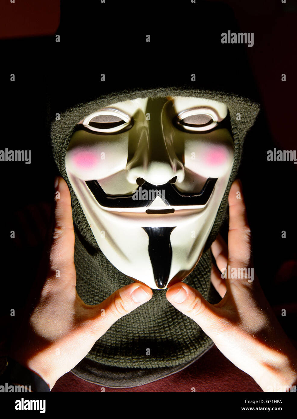 Evie Jeffreys passt ein Modell an, das eine Maske aus dem Comic „V for Vendetta“ trägt, Teil der Ausstellung „Comics Unmasked - Art and Anarchy in the UK“ in der British Library, London, die vom 2. Mai bis 19. August stattfindet. Stockfoto