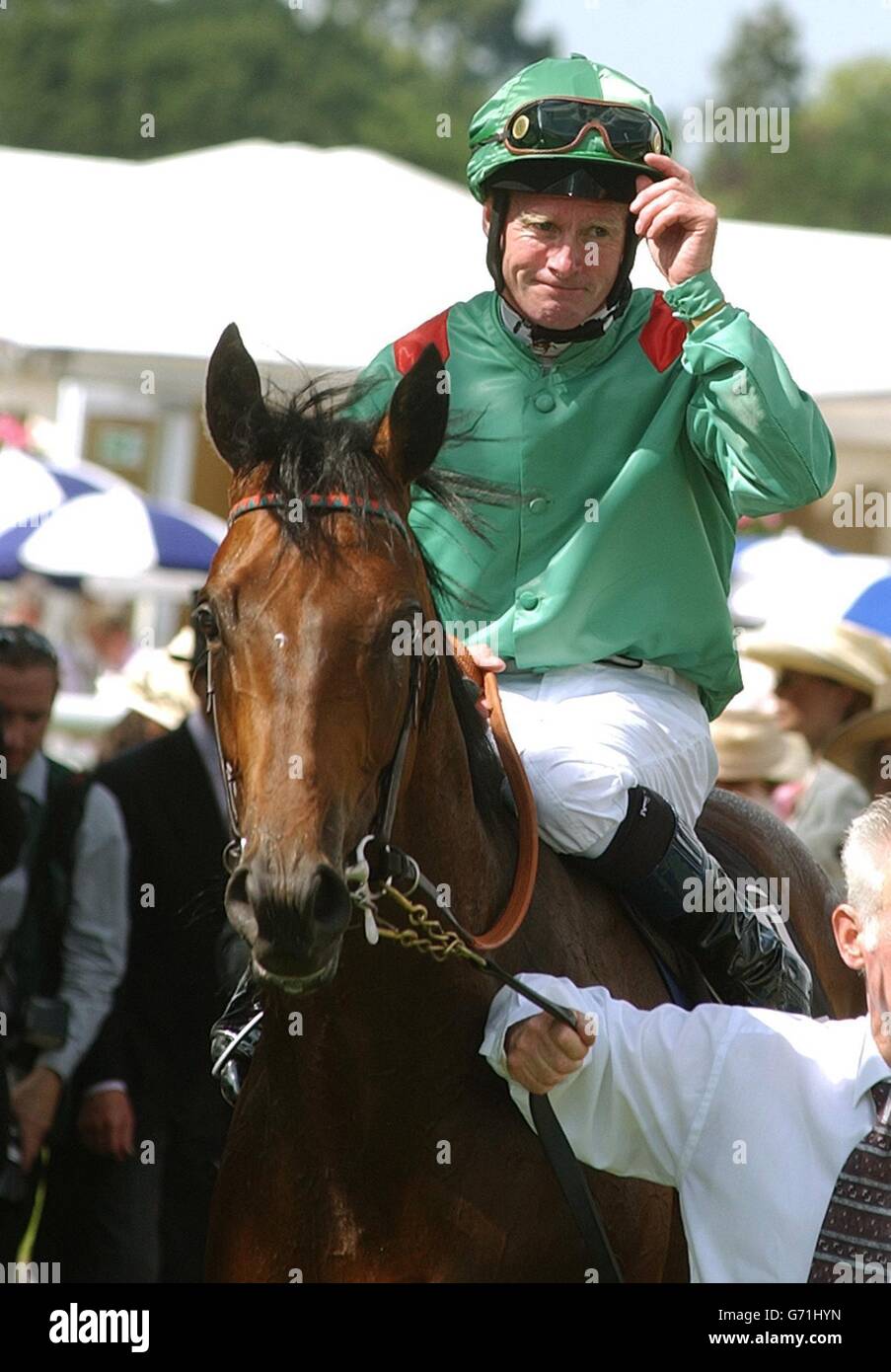 Michael Kinaneon auf Azamour feiert den Sieg der St James's Palace Stakes im Royal Ascot in Berkshire. Stockfoto