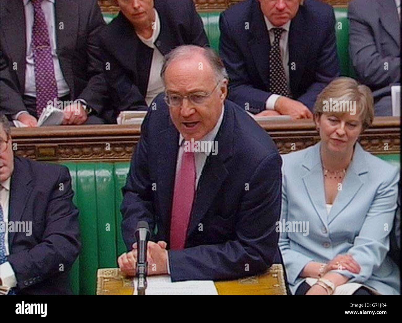 Der konservative Parteivorsitzende Michael Howard stellt Premierminister Tony Blair im Unterhaus während der Fragestunde des Premierministers eine Frage. Stockfoto