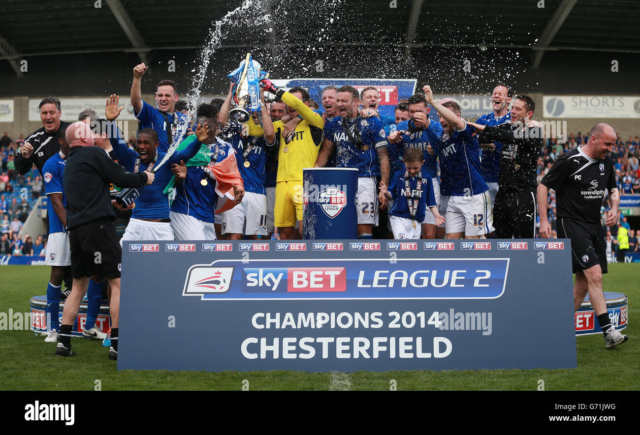 Chesterfield feiert den Gewinn der Sky Bet League Two im Proact Stadium, Chesterfield. Stockfoto