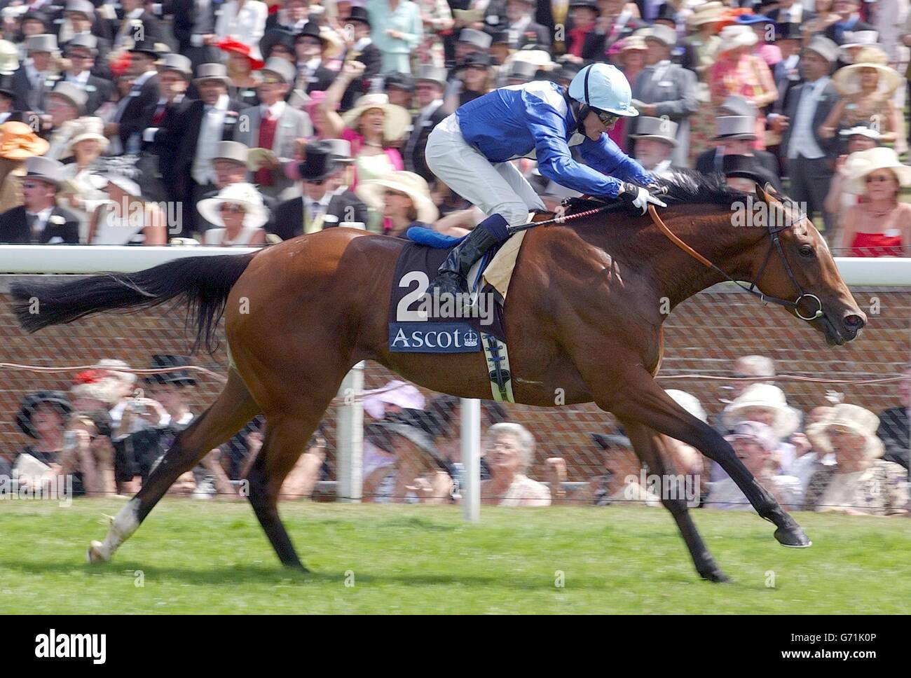 Kieren Fallon gewann die Windsor Forest Stakes und fuhr im zweiten Rennen bei den Royal Ascot Races in Berkshire günstige Zeiten. Stockfoto